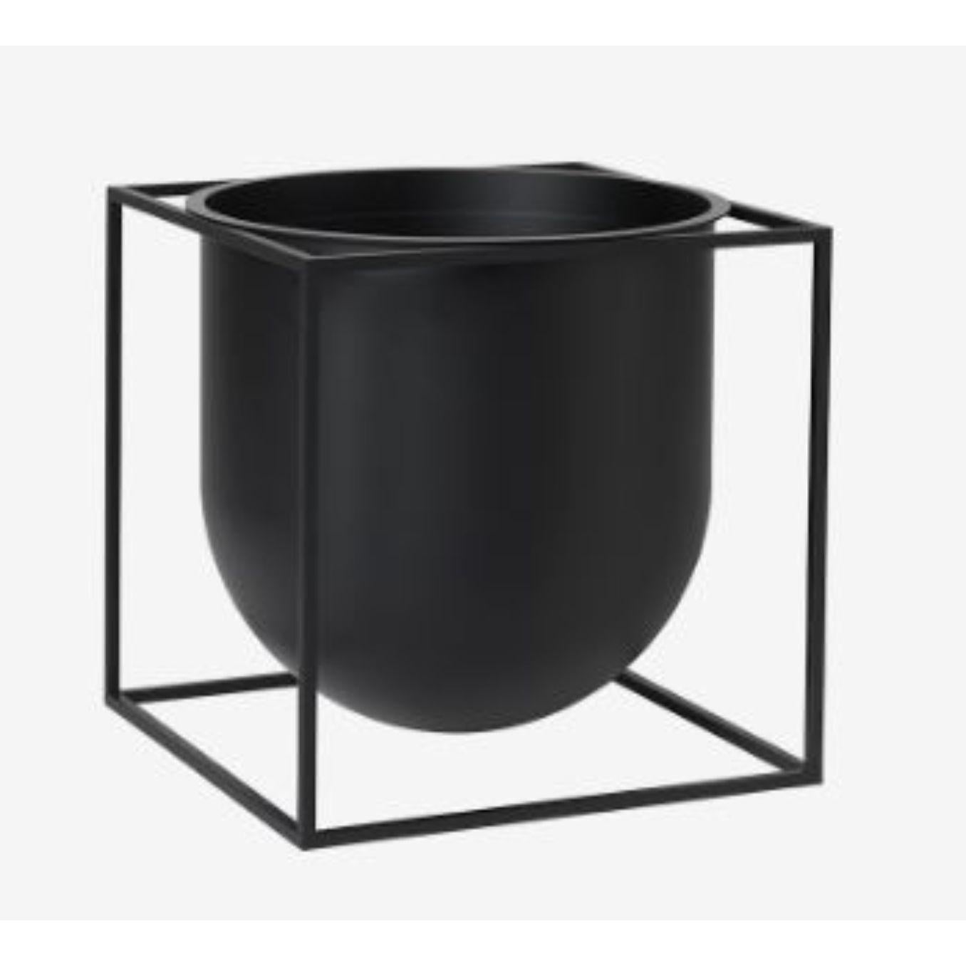Black flowerpot 23 Kubus vase by Lassen
Dimensions: D 23 x W 23 x H 23 cm 
Materials: Metal 
Weight: 3.30 Kg

Herb pot, vase or a simple container. The possibilities are endless. Another addition to the Kubus collection, Kubus Flowerpots come