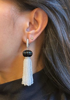 Onice nero scanalato, nappina di quarzo lunare, orecchini con diamanti a cerchio su diamante Huggie