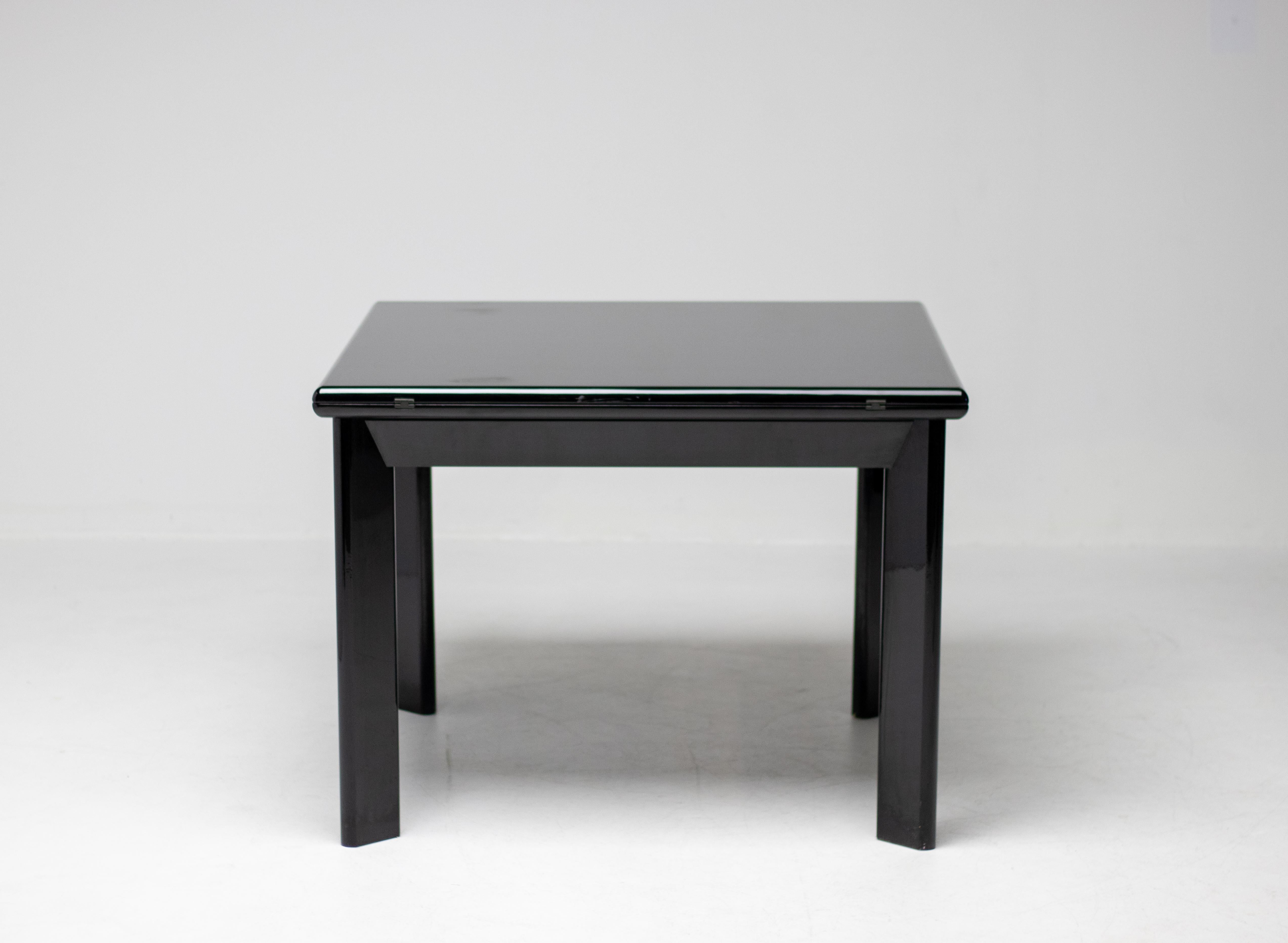 Seltener früher schwarz lackierter quadratischer Tisch von Kazuhide Takahama für Simon International, der sich auf Wunsch zu einem rechteckigen Tisch ausklappen lässt. Prächtige Lackqualität, raffinierte Liebe zum Detail und ein sehr praktisches