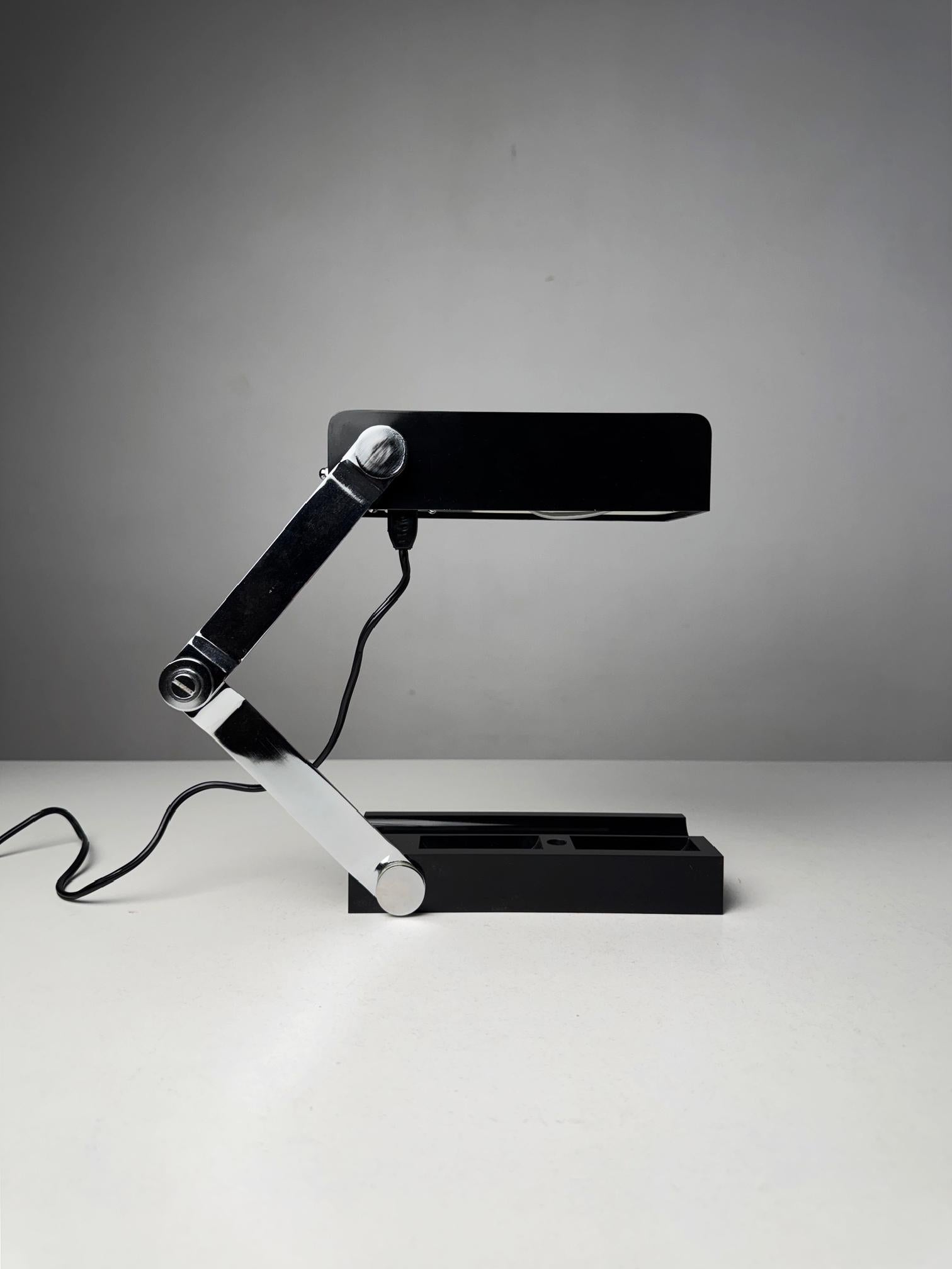 This foldable red table lamp by Lamsar, a Spanish company known for its bold designs in the 1970s, is an eye-catching and practical piece that embodies the vibrant spirit of the era. Its unique foldable design offers both flexibility and
