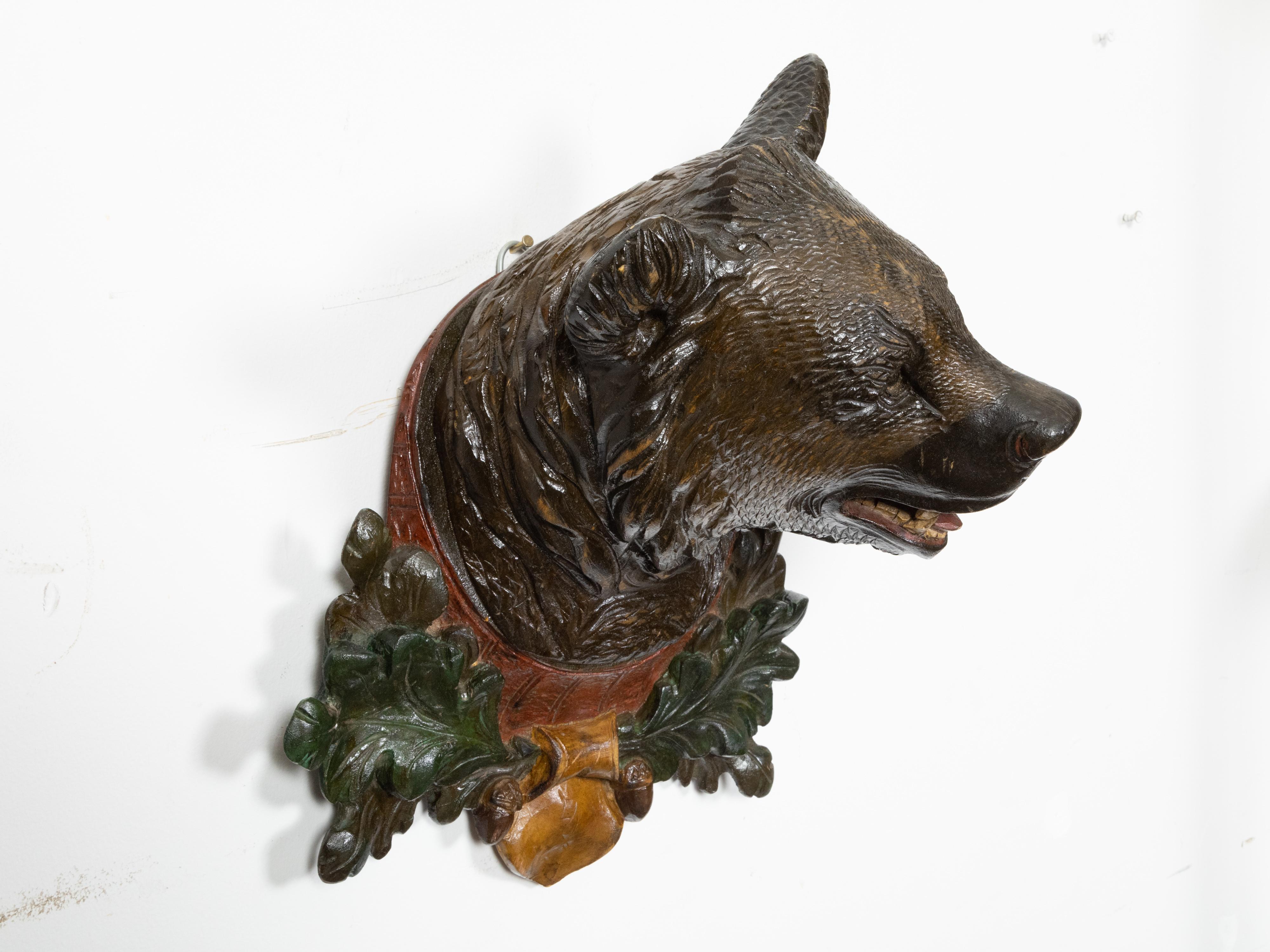 Sculpté à la main Sculpture murale suspendue en bois sculptée et peinte à la tête d'ours de la Forêt-Noire des années 1880 en vente