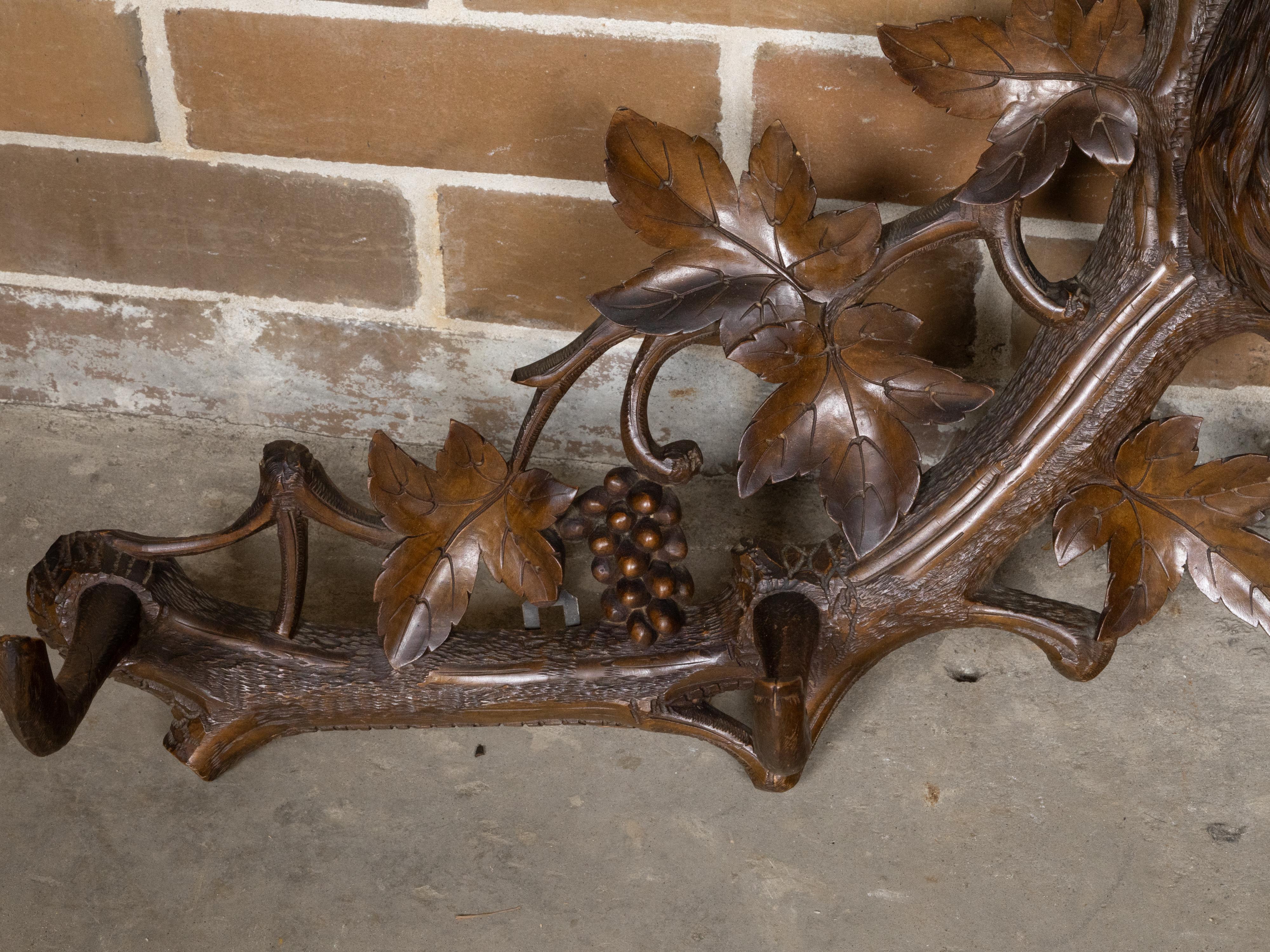 Black Forest 1880 Perchero o Hat Rack tallado a mano con ciervo y vides en venta 2