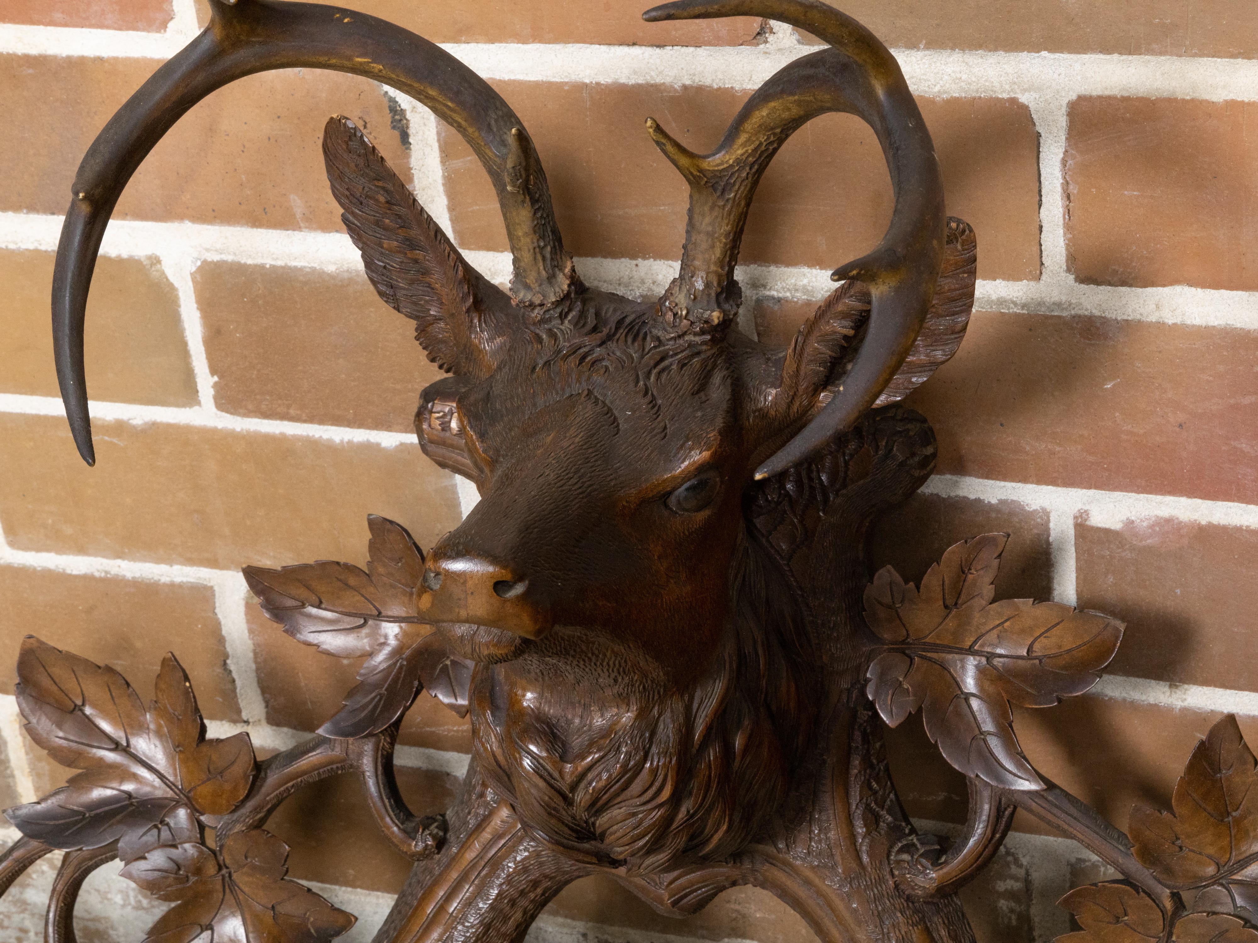 Black Forest 1880 Perchero o Hat Rack tallado a mano con ciervo y vides en venta 4