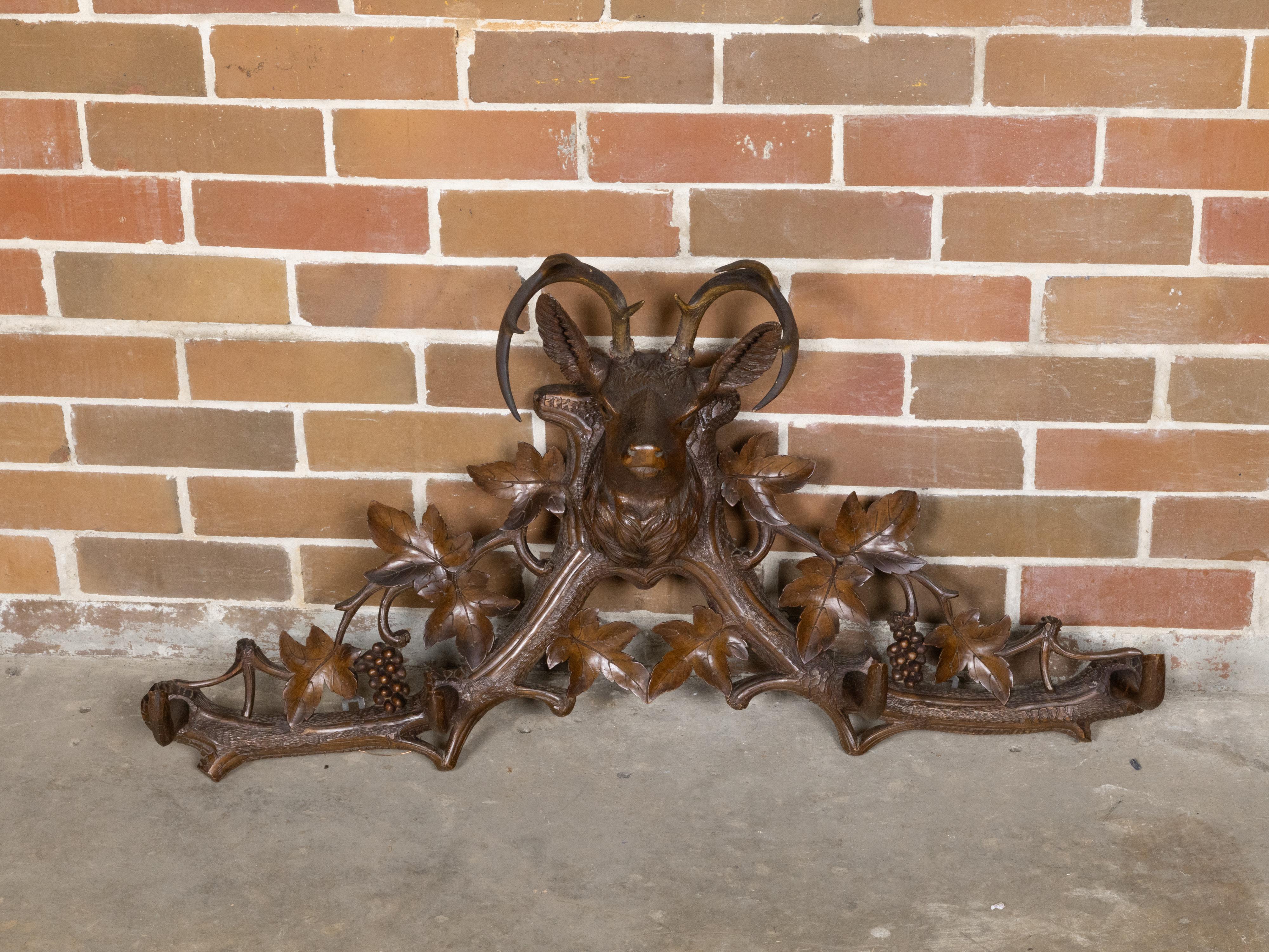 Black Forest 1880 Perchero o Hat Rack tallado a mano con ciervo y vides en venta 5