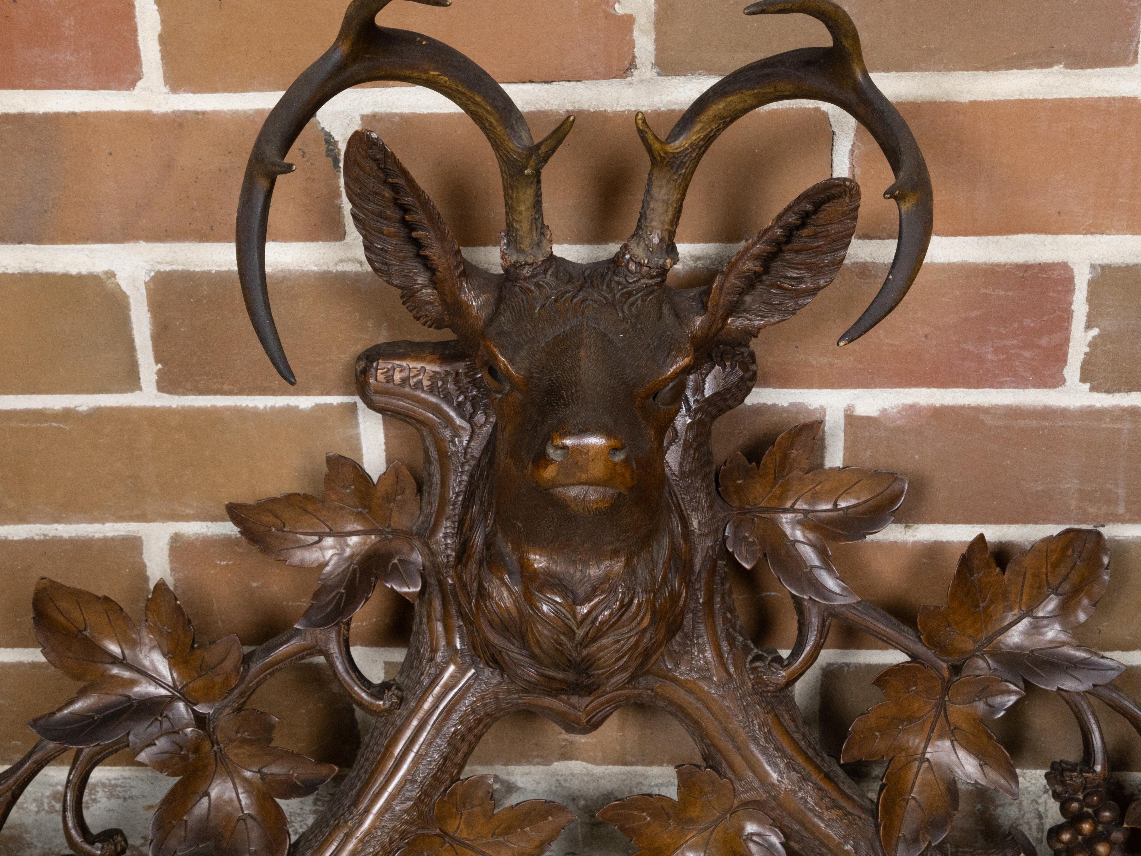 Black Forest 1880 Perchero o Hat Rack tallado a mano con ciervo y vides Bosque negro en venta