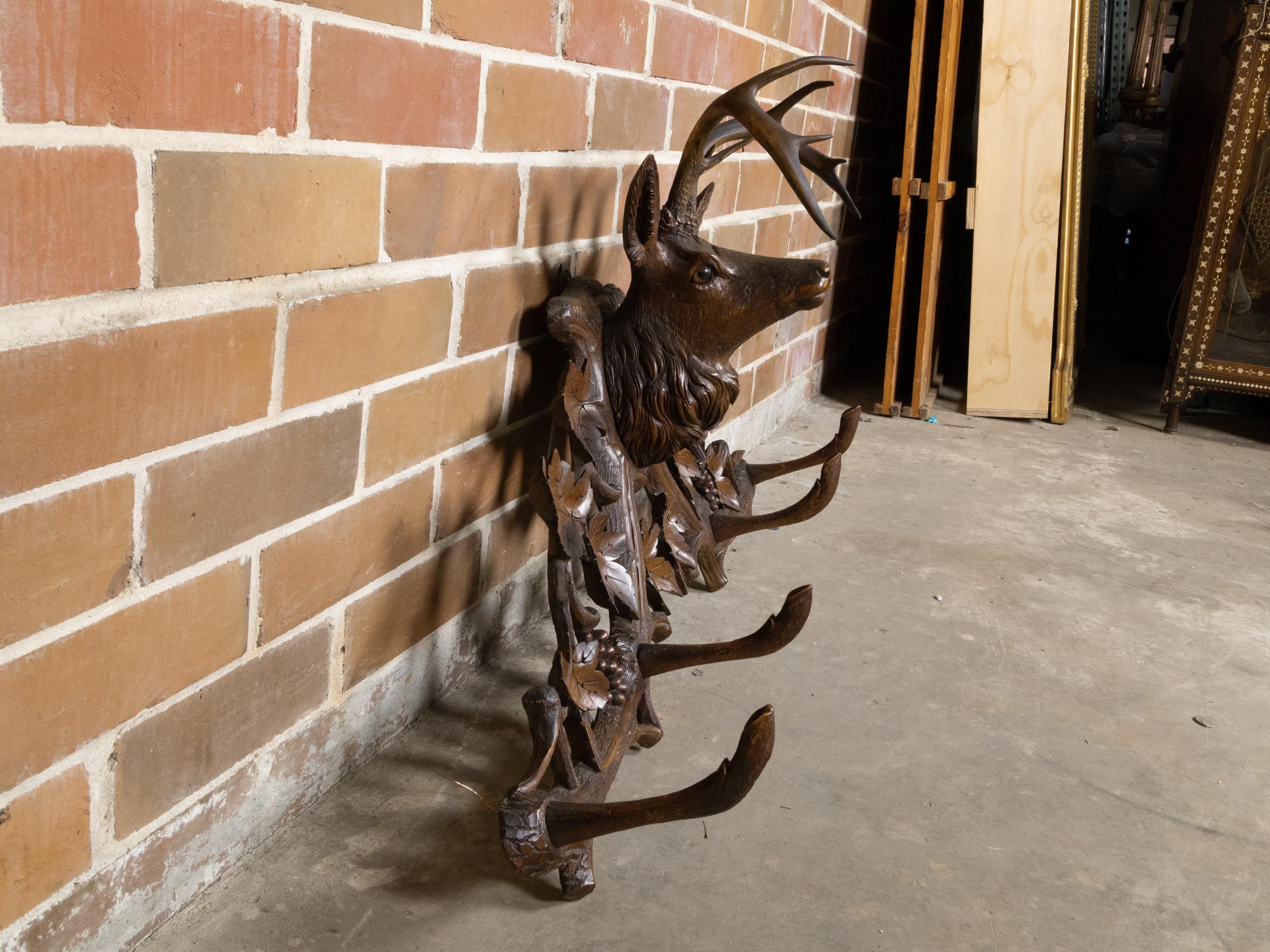 Black Forest 1880 Perchero o Hat Rack tallado a mano con ciervo y vides Suizo en venta