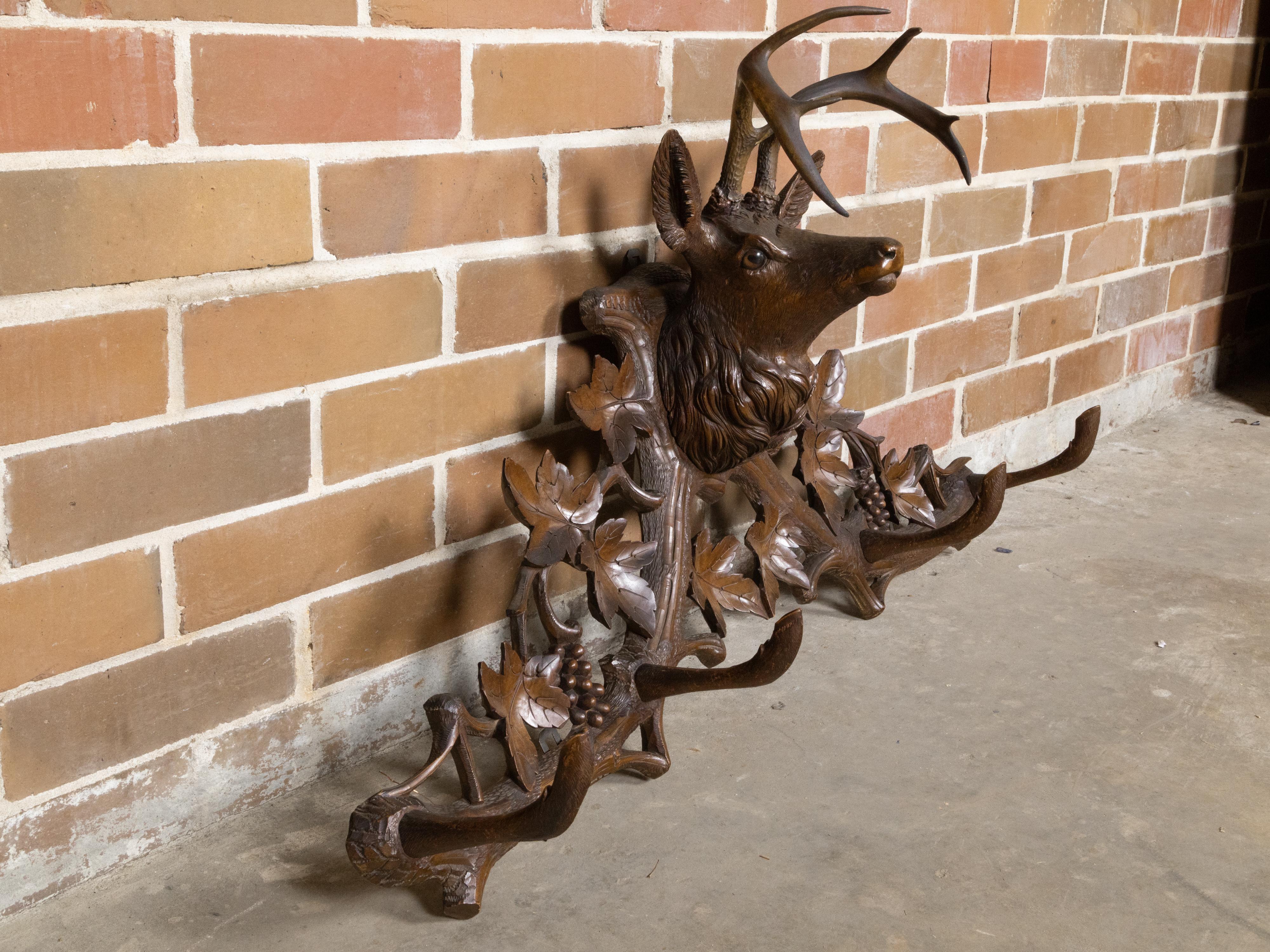 Black Forest 1880 Perchero o Hat Rack tallado a mano con ciervo y vides Tallado a mano en venta