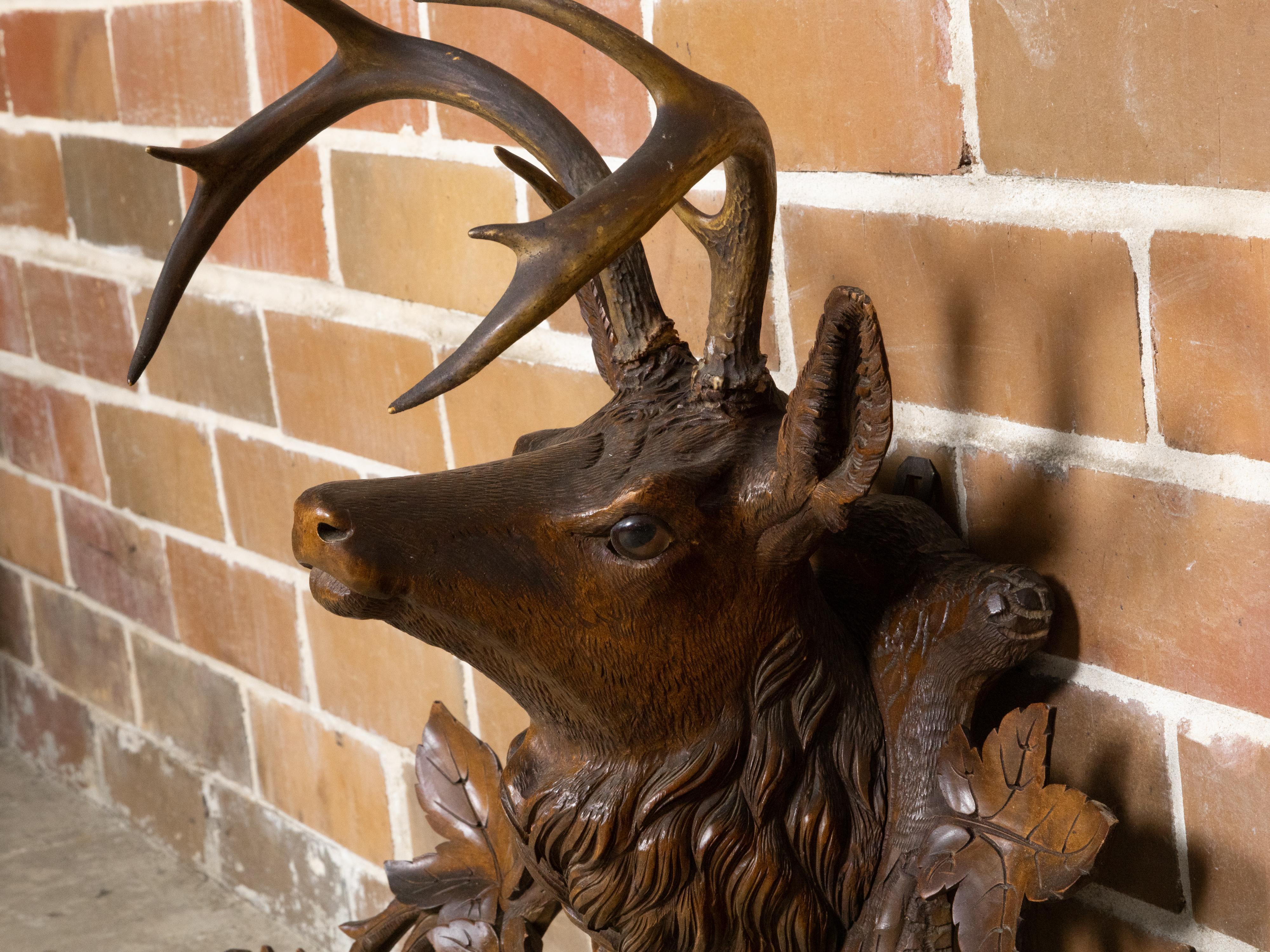 Black Forest 1880 Perchero o Hat Rack tallado a mano con ciervo y vides siglo XIX en venta