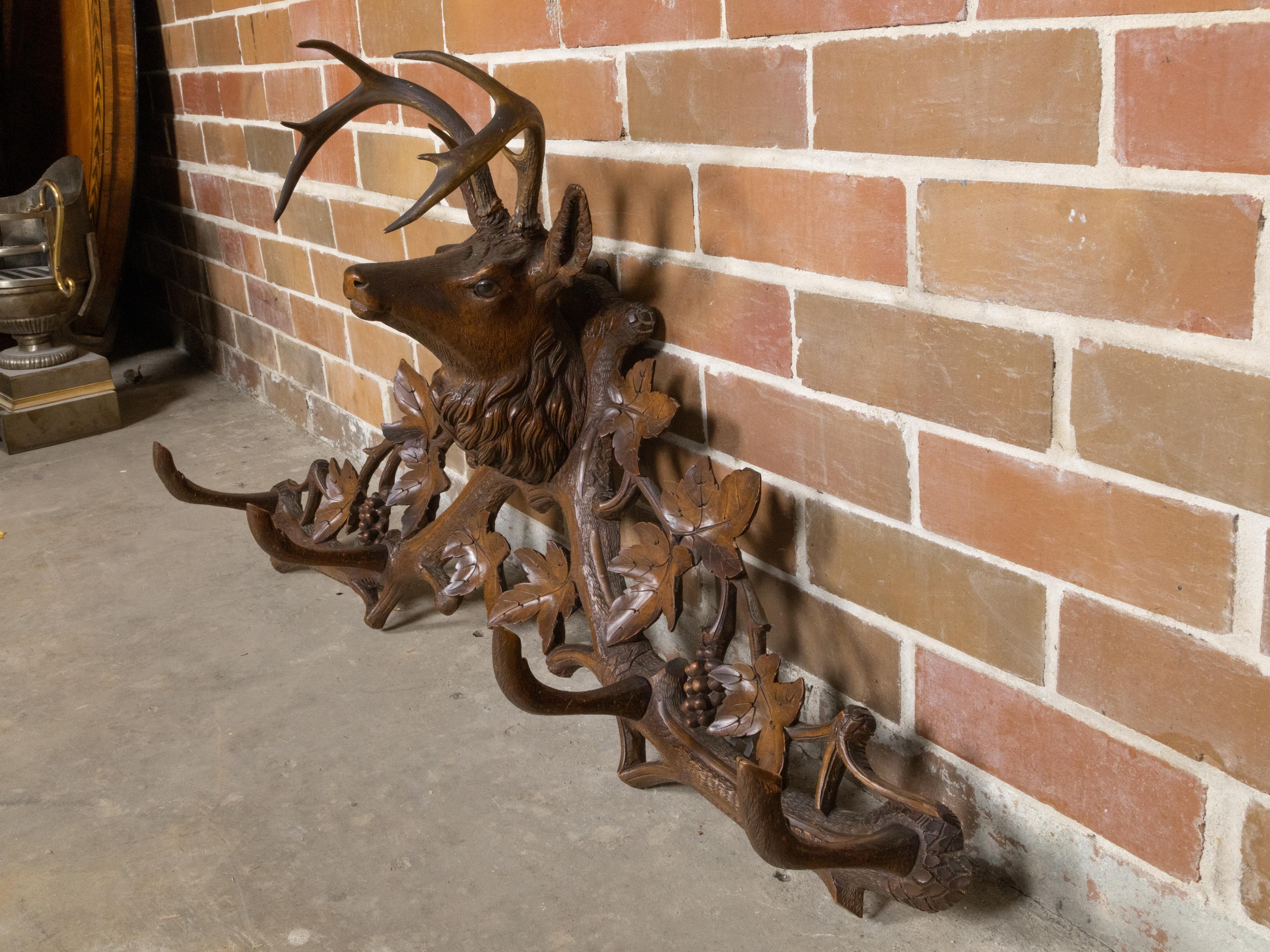 Black Forest 1880 Perchero o Hat Rack tallado a mano con ciervo y vides Madera en venta