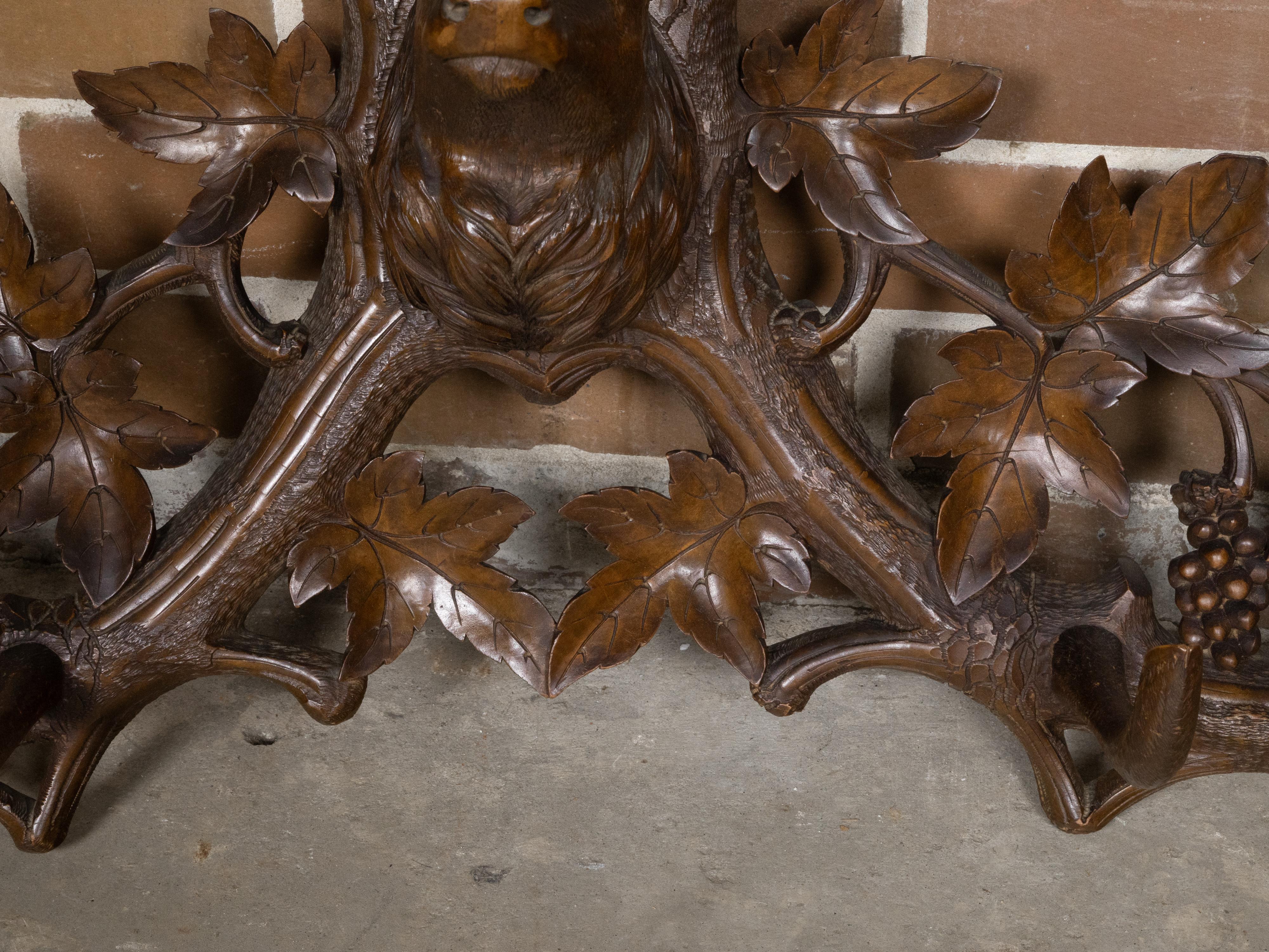 Black Forest 1880 Perchero o Hat Rack tallado a mano con ciervo y vides en venta 1