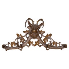 Black Forest 1880, appendiabiti o cappelliere intagliato a mano con cervo e rampicanti