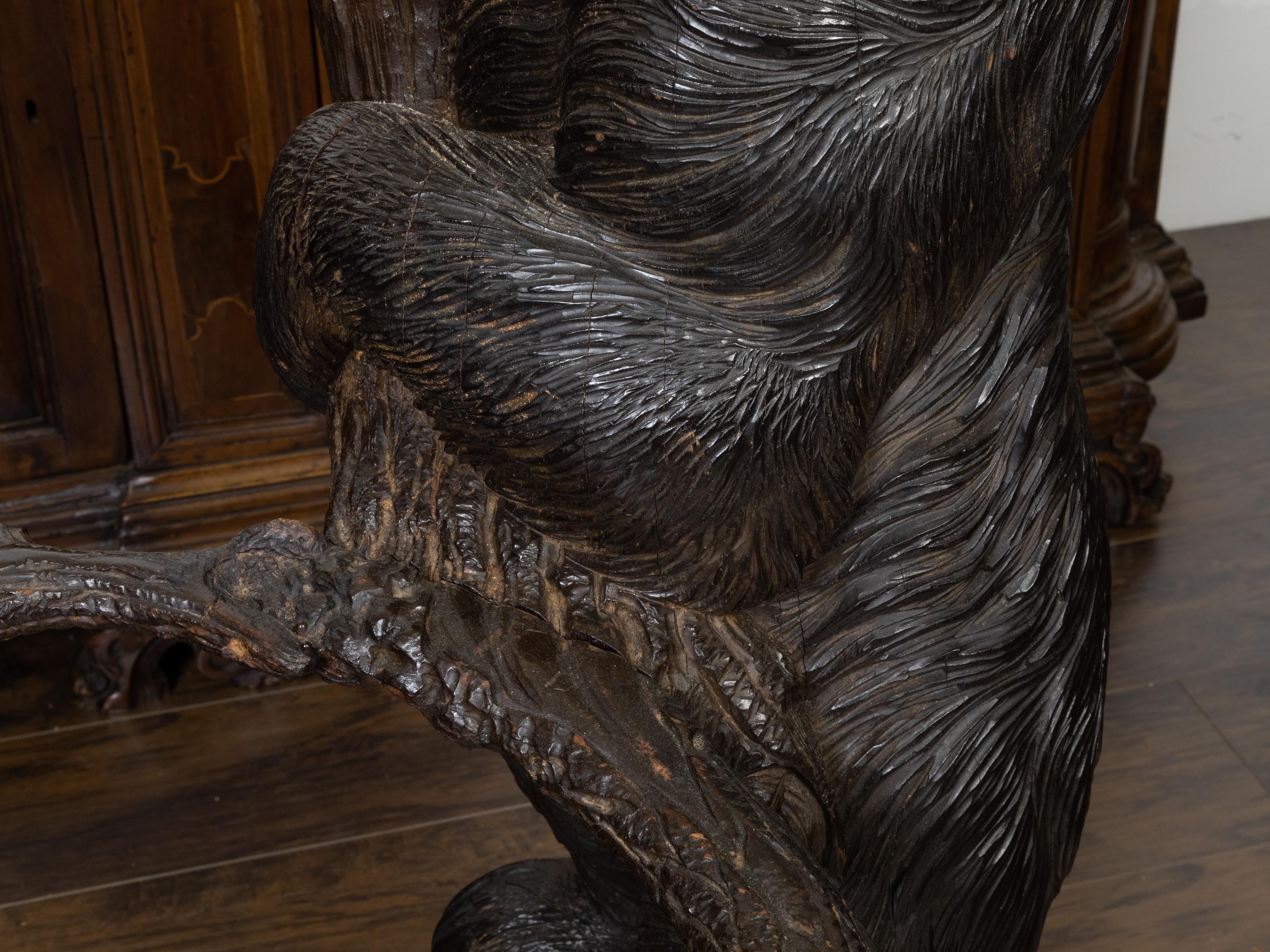 Porte-parapluies en bois sculpté de la Forêt-Noire des années 1890 représentant un ours grimpant sur un arbre en vente 2