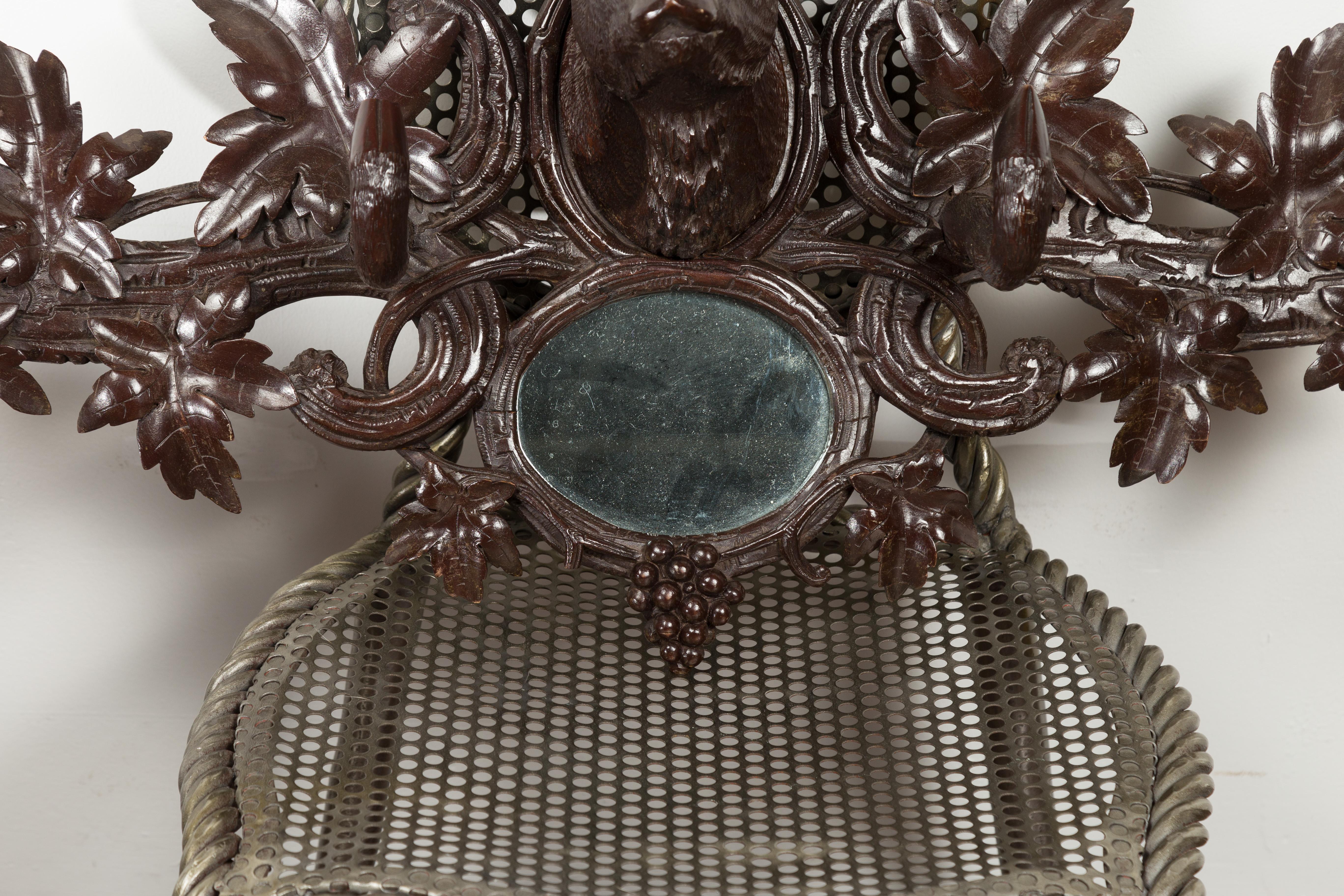 Miroir Plaque en bois sculpté de la Forêt-Noire des années 1900 avec motif de Chamois, feuillage et miroir en vente