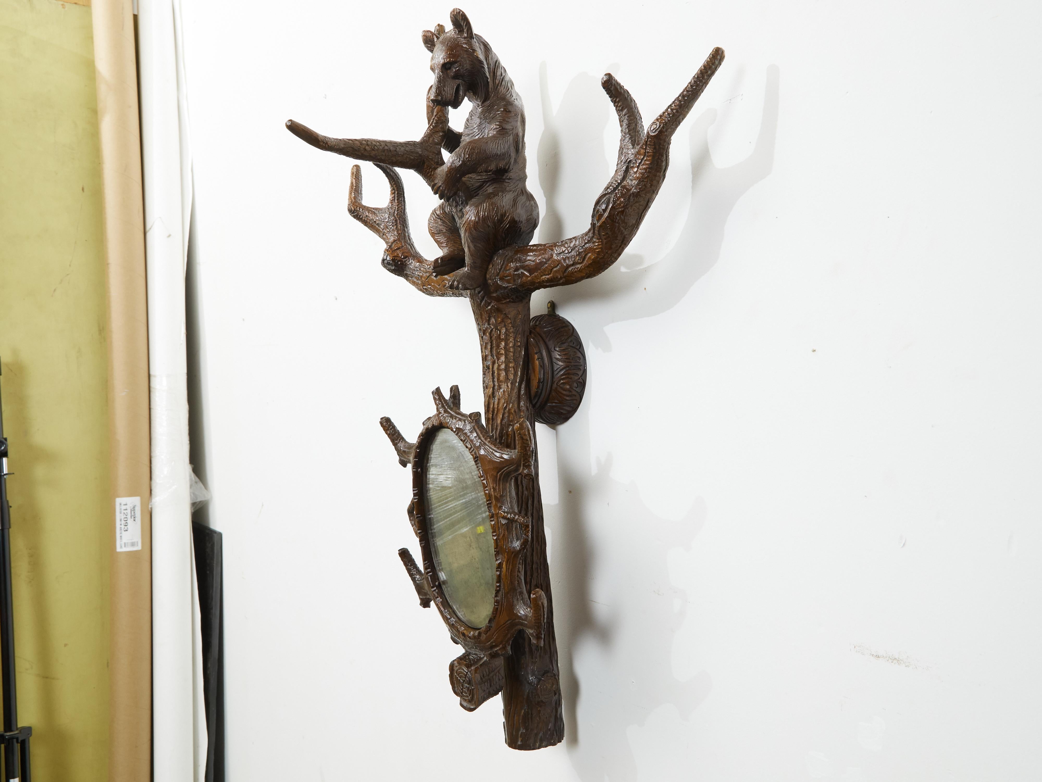 Black Forest 1900 Adorno de madera tallada para colgar en la pared con oso y espejo ovalado siglo XX en venta