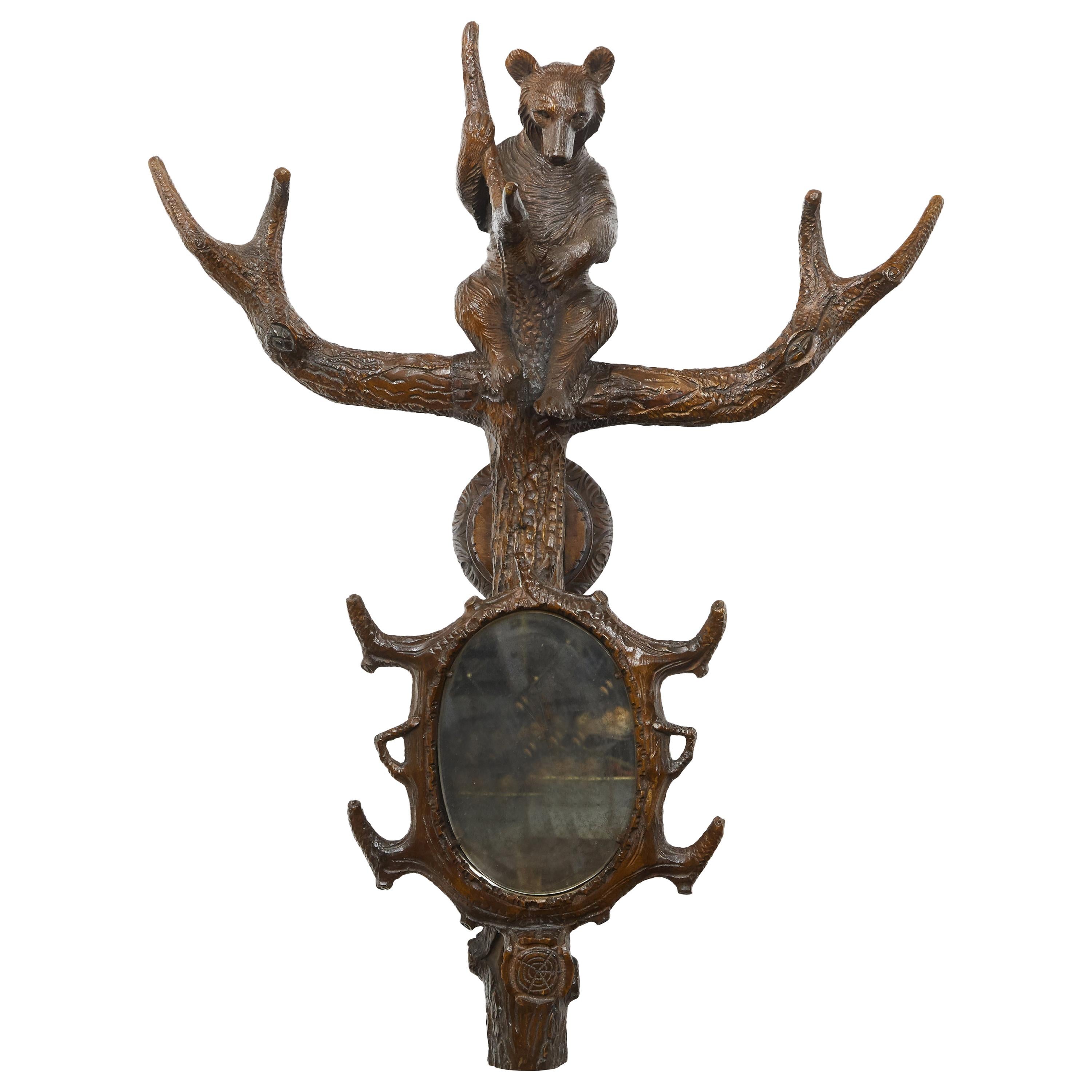 Schwarzwälder geschnitzter Holzwandbehang aus den 1900er Jahren mit Bär und ovalem Spiegel im Angebot