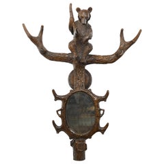 Black Forest 1900 Adorno de madera tallada para colgar en la pared con oso y espejo ovalado