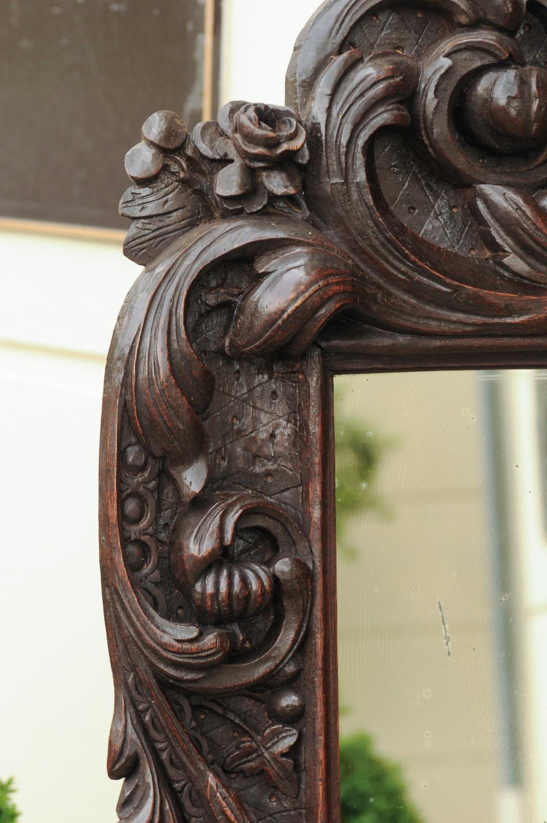 Sculpté à la main Miroir en bois sculpté à la main des années 1900 avec bouquet dans un panier et volutes en vente