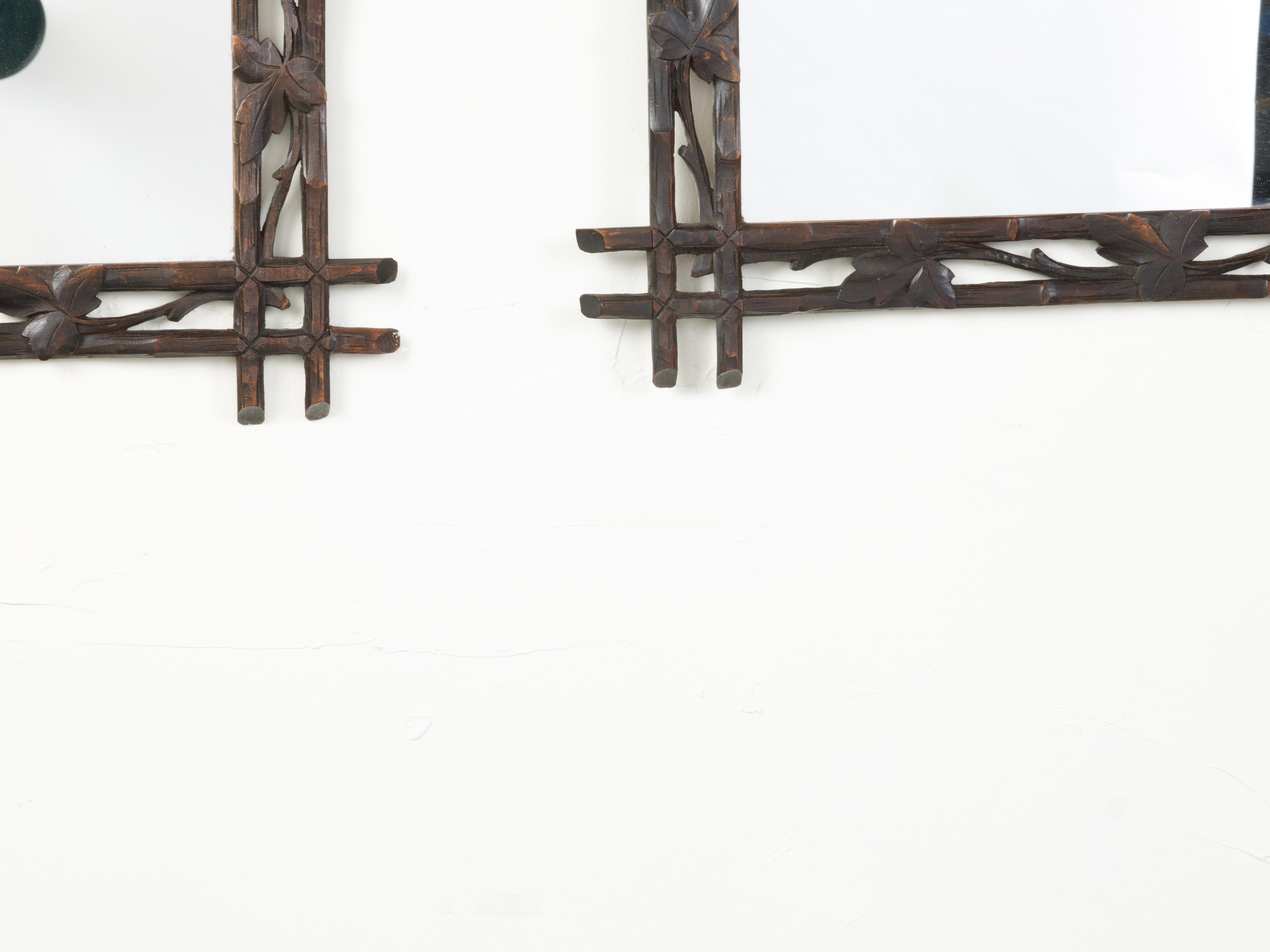 Schwarzwälder Spiegel aus den 1900er Jahren mit geschnitzten Weinreben-Motiven und sich überschneidenden Ecken (Europäisch) im Angebot