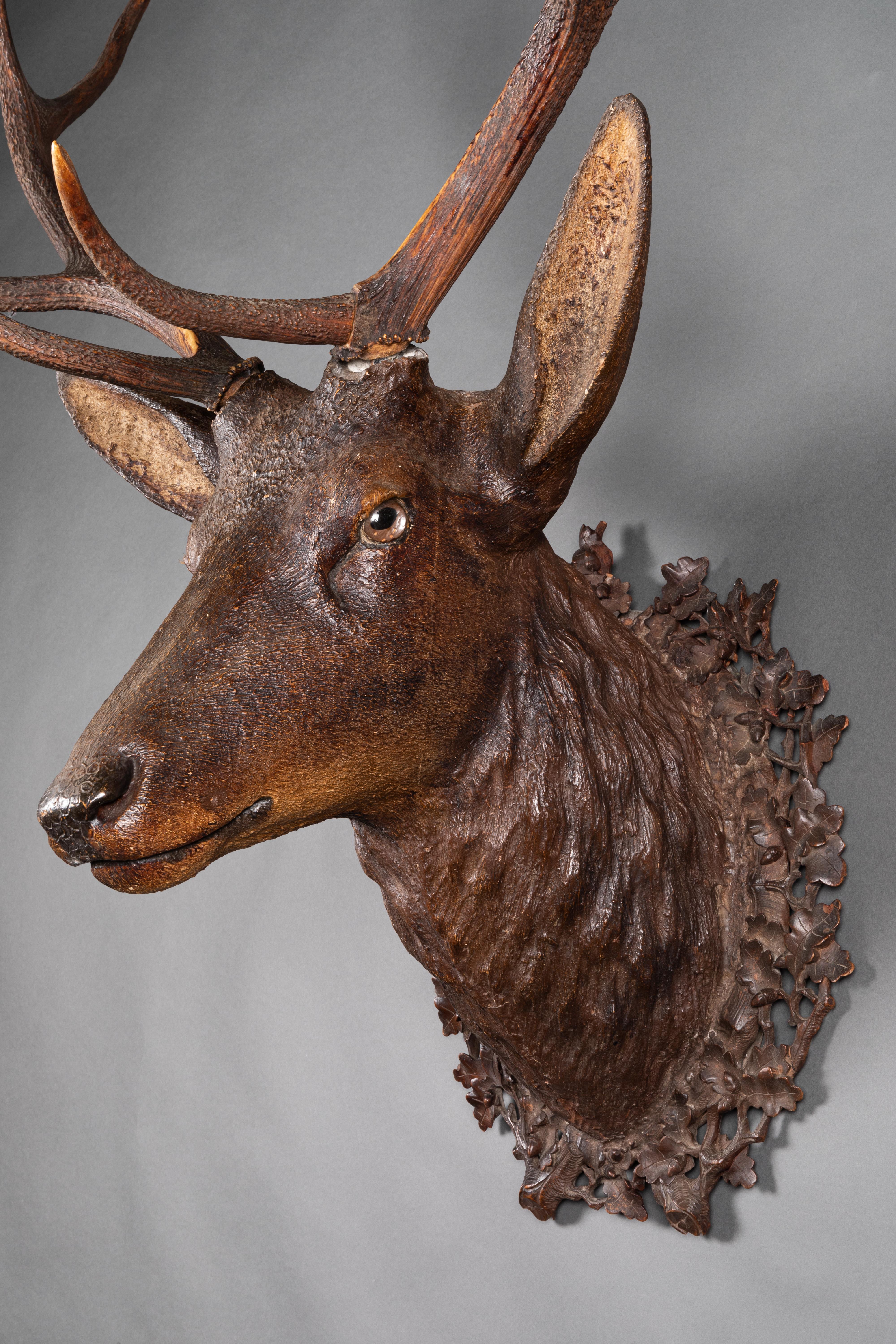 Black Forest, 19th Century, Deer Trophy in Carved Wood In Good Condition In Paris, FR