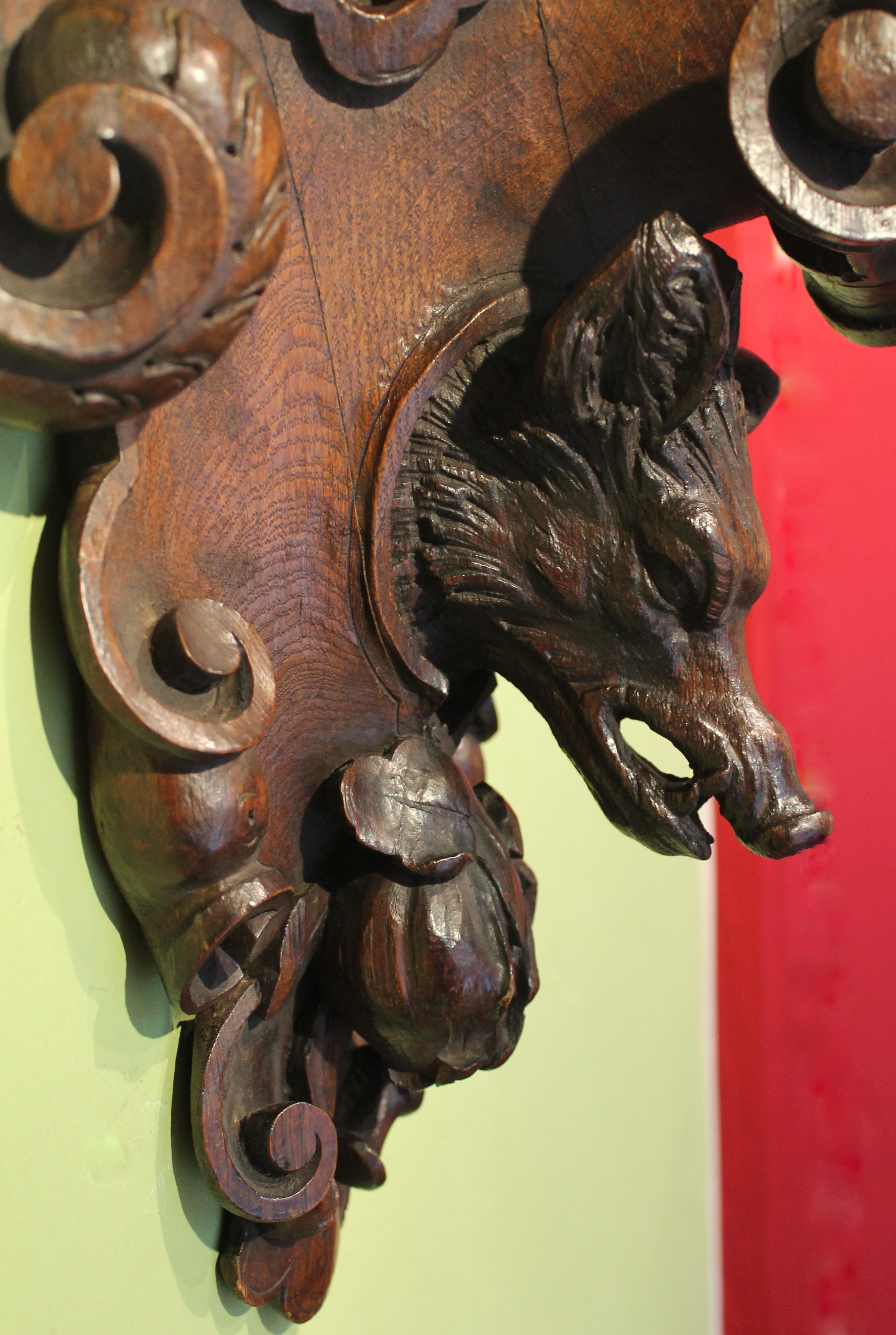 Ensemble de quatre supports muraux en chêne de la Forêt-Noire du 19e siècle sculptés en forme d'animal de chasse en vente 4