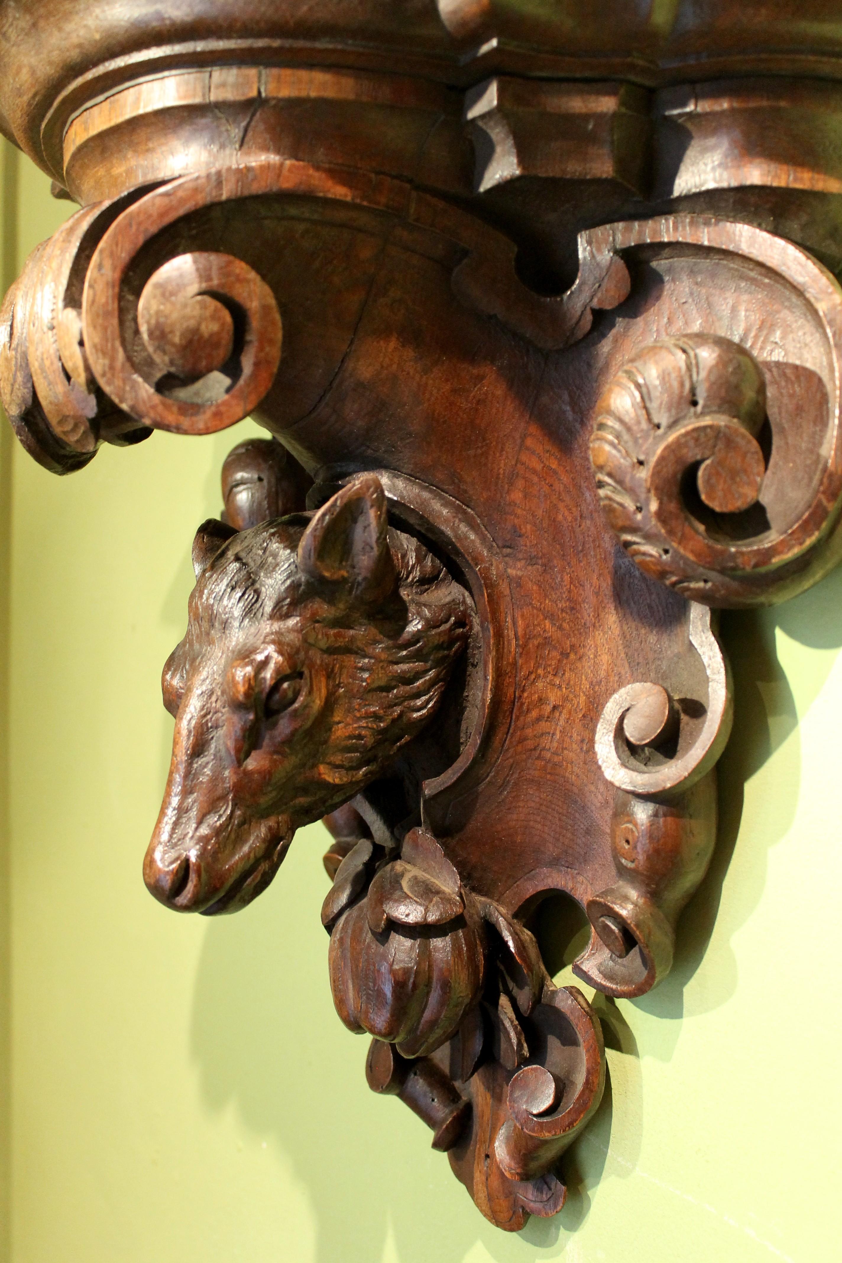 Ensemble de quatre supports muraux en chêne de la Forêt-Noire du 19e siècle sculptés en forme d'animal de chasse en vente 5