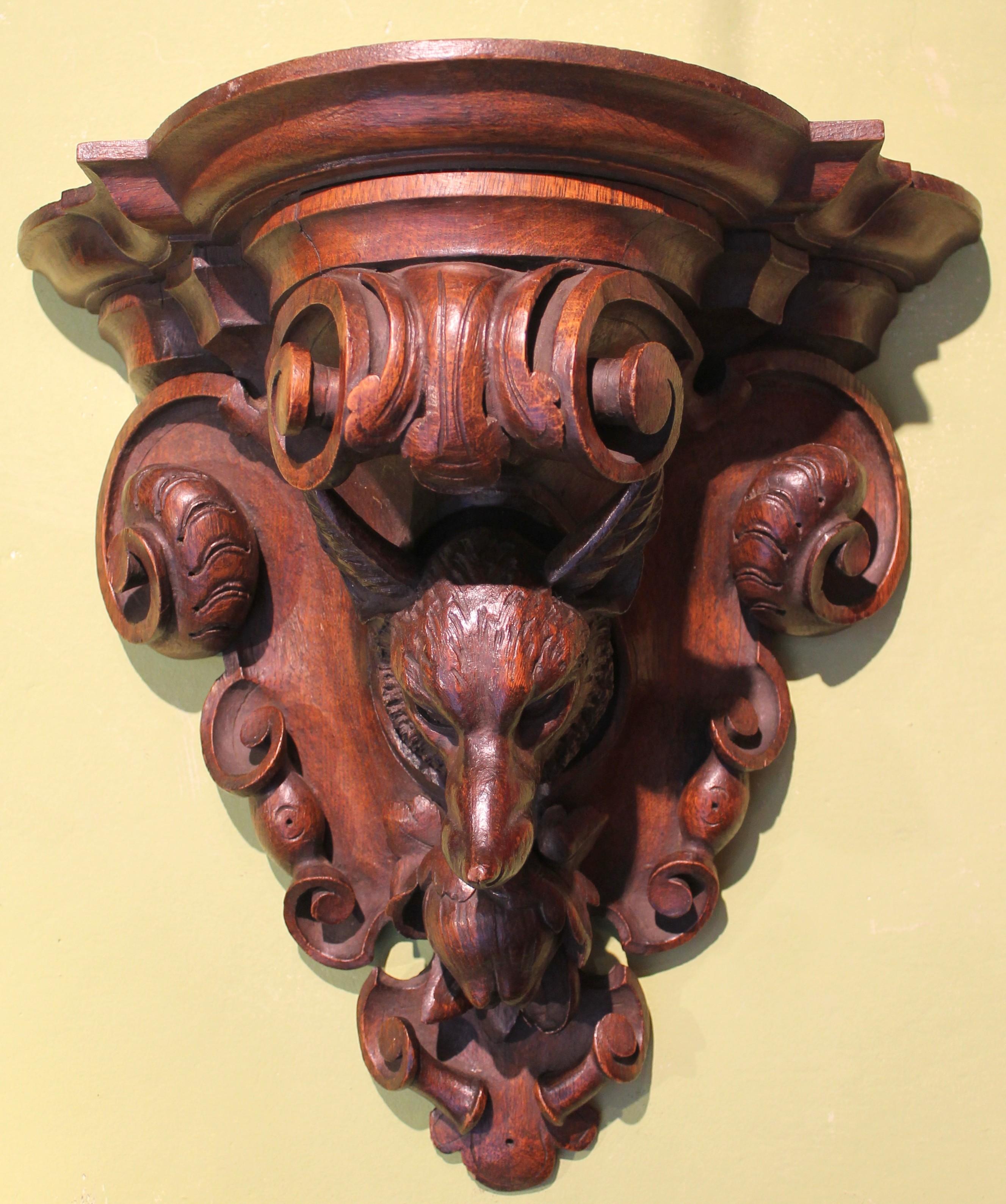 Black Forest 19th Century Set of Four Oak Wall Brackets Carved as Hunting Animal For Sale 5