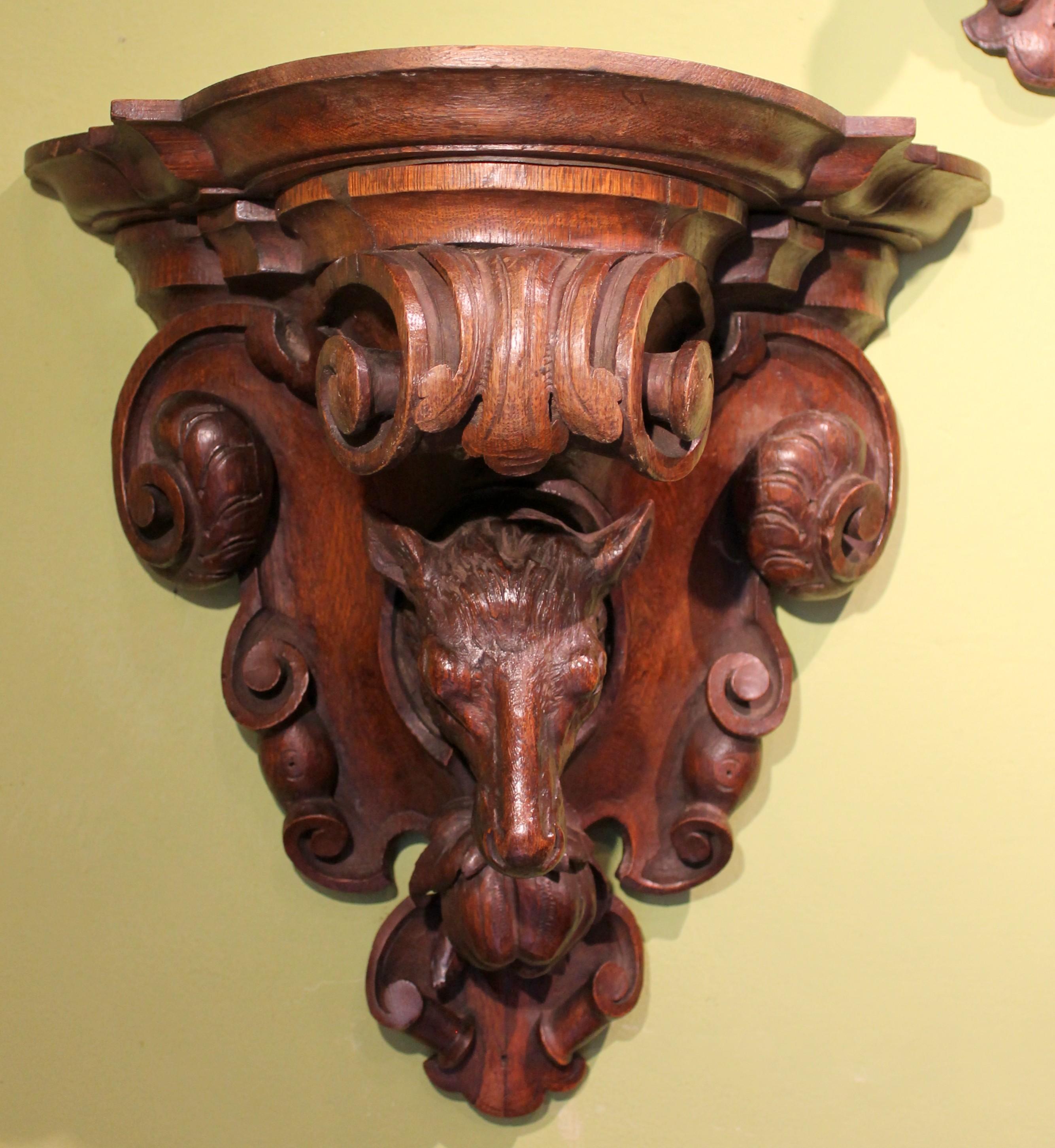 Sculpté à la main Ensemble de quatre supports muraux en chêne de la Forêt-Noire du 19e siècle sculptés en forme d'animal de chasse en vente