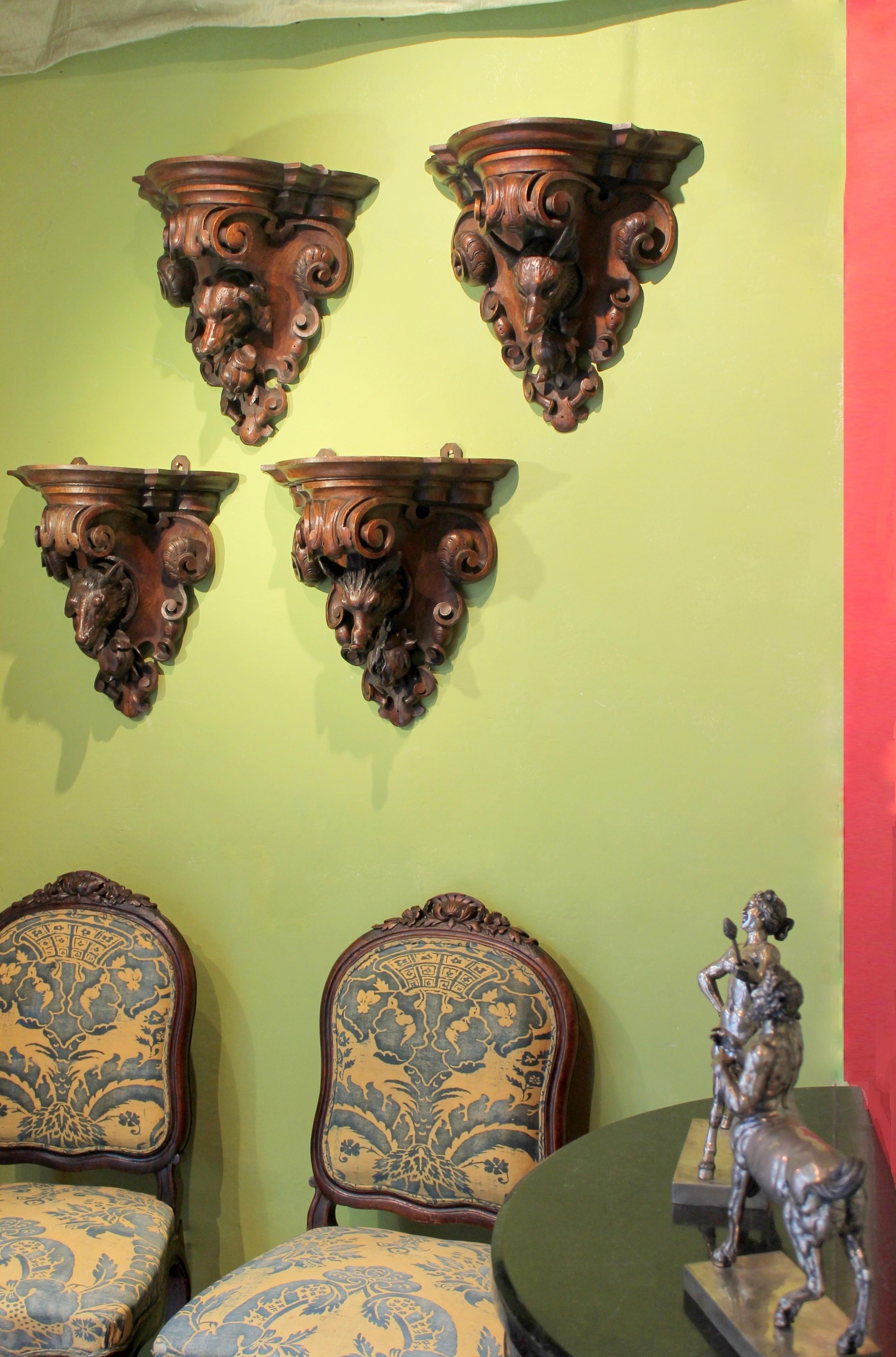 Black Forest 19th Century Set of Four Oak Wall Brackets Carved as Hunting Animal In Good Condition For Sale In Firenze, IT