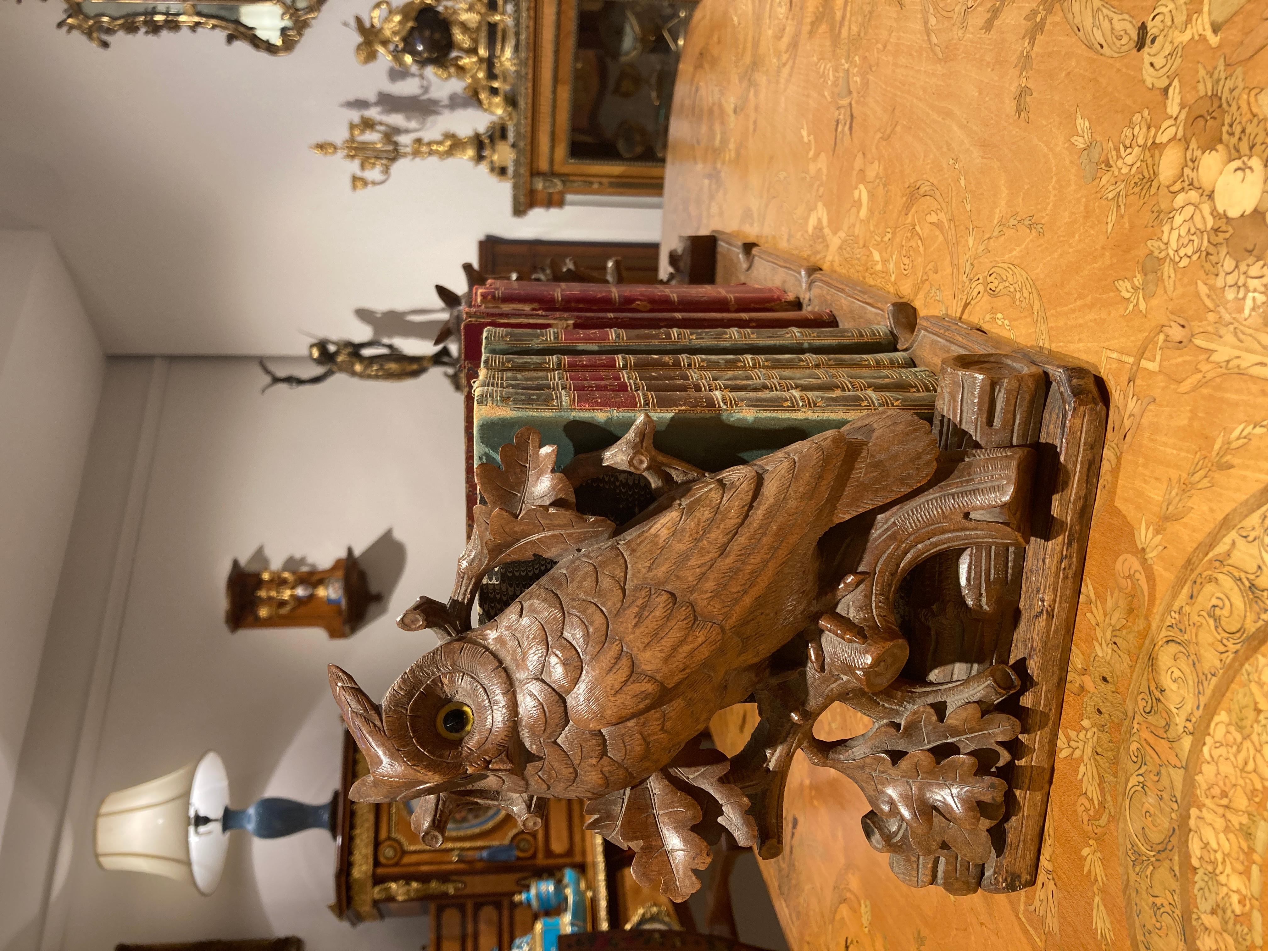 A whimsical black forest book rack

Of adjustable form, constructed in carved Lime wood, having horned owls with glass eyes, set on the folding uprights, and carved with foliates.

Provenance: Brienz, Bernese Oberland, Switzerland

Brienz, in