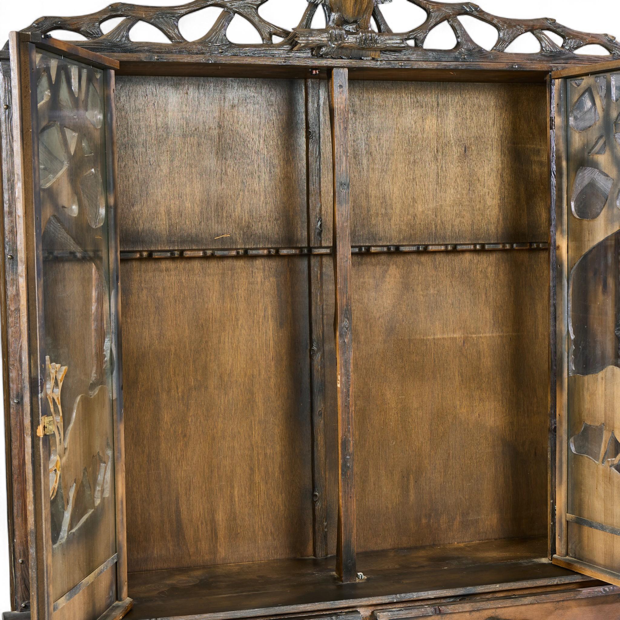 20ième siècle Armoire à fusils en noyer ancien Black Forest en vente