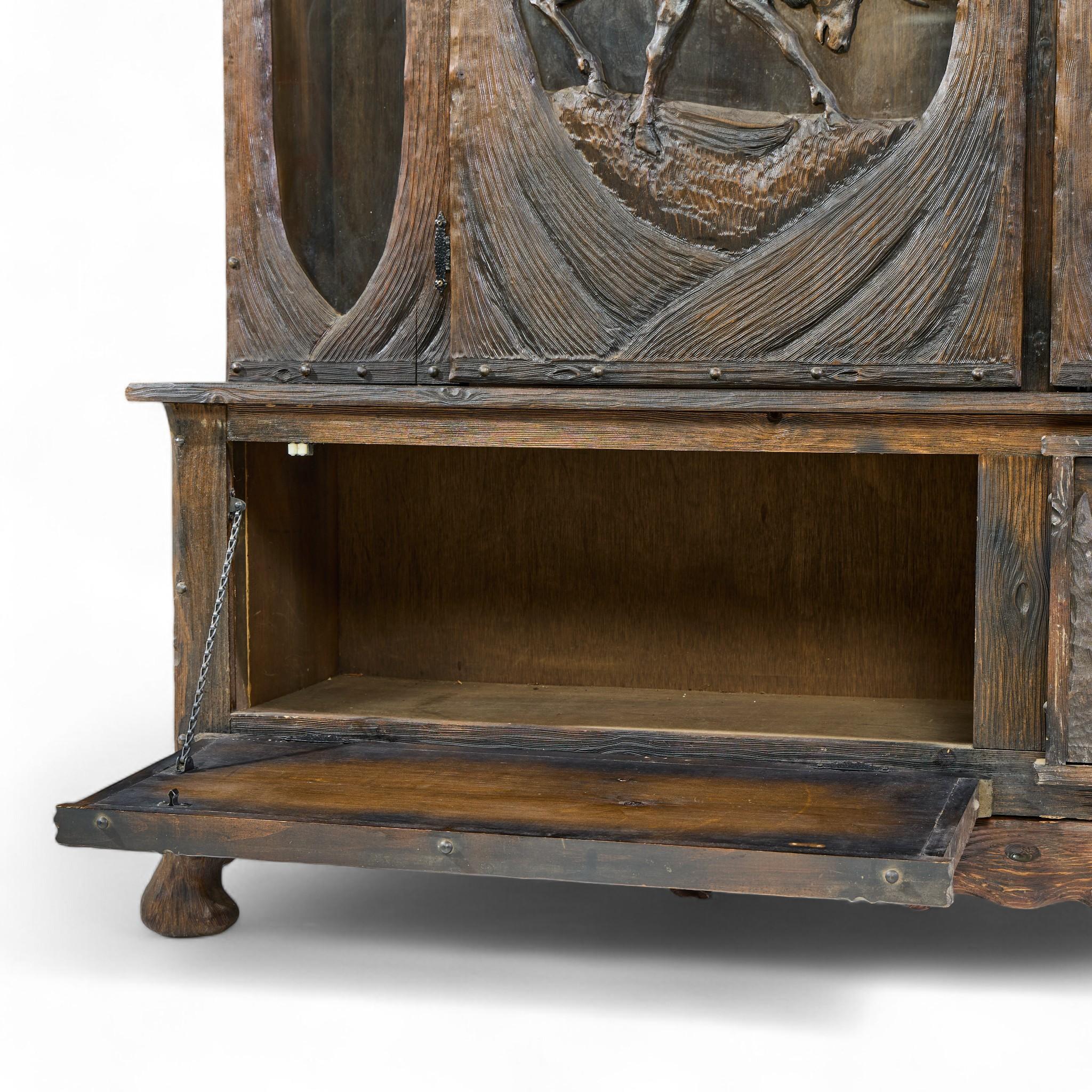 Noyer Armoire à fusils en noyer ancien Black Forest en vente