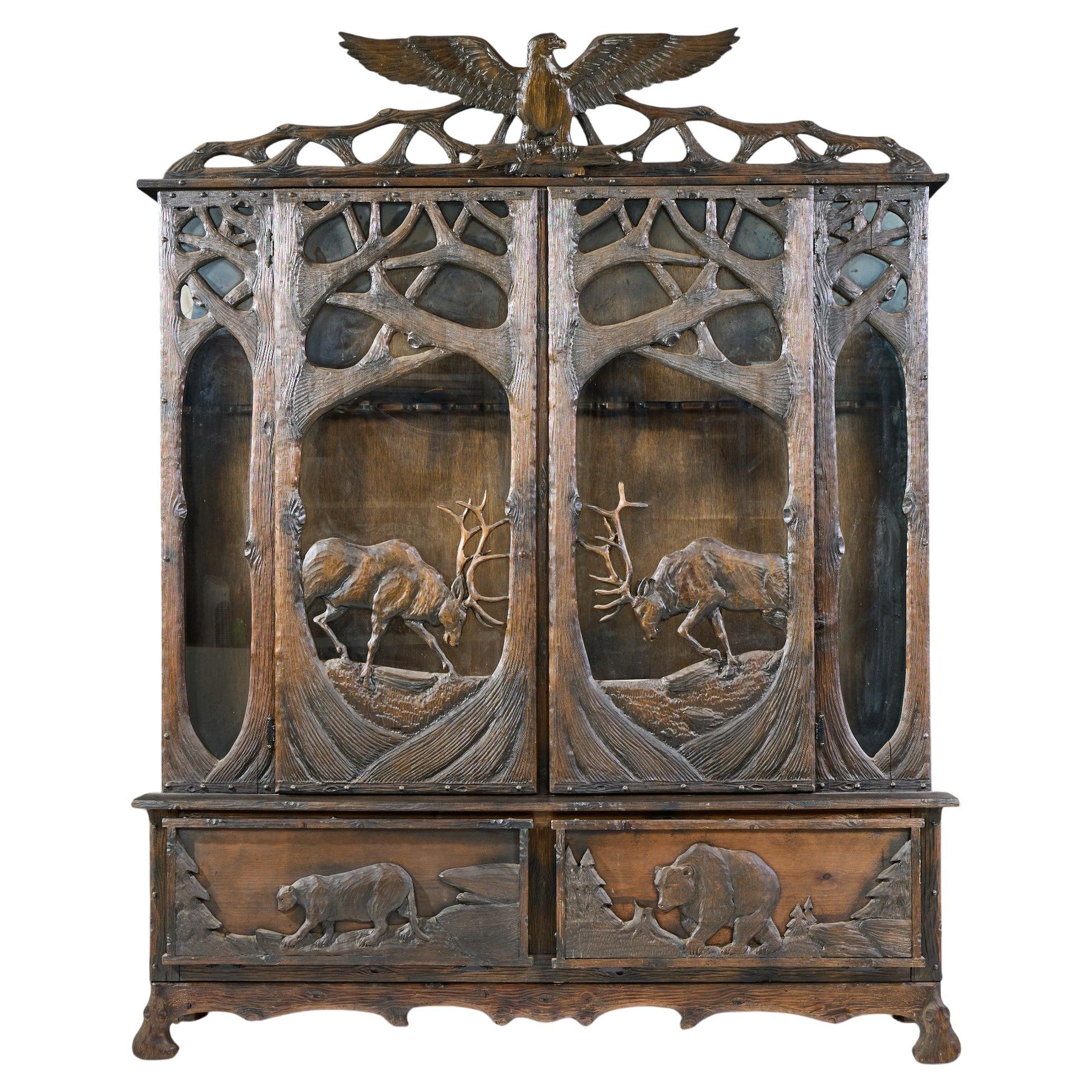 Black Forest Antiker Nussbaum Waffenschrank