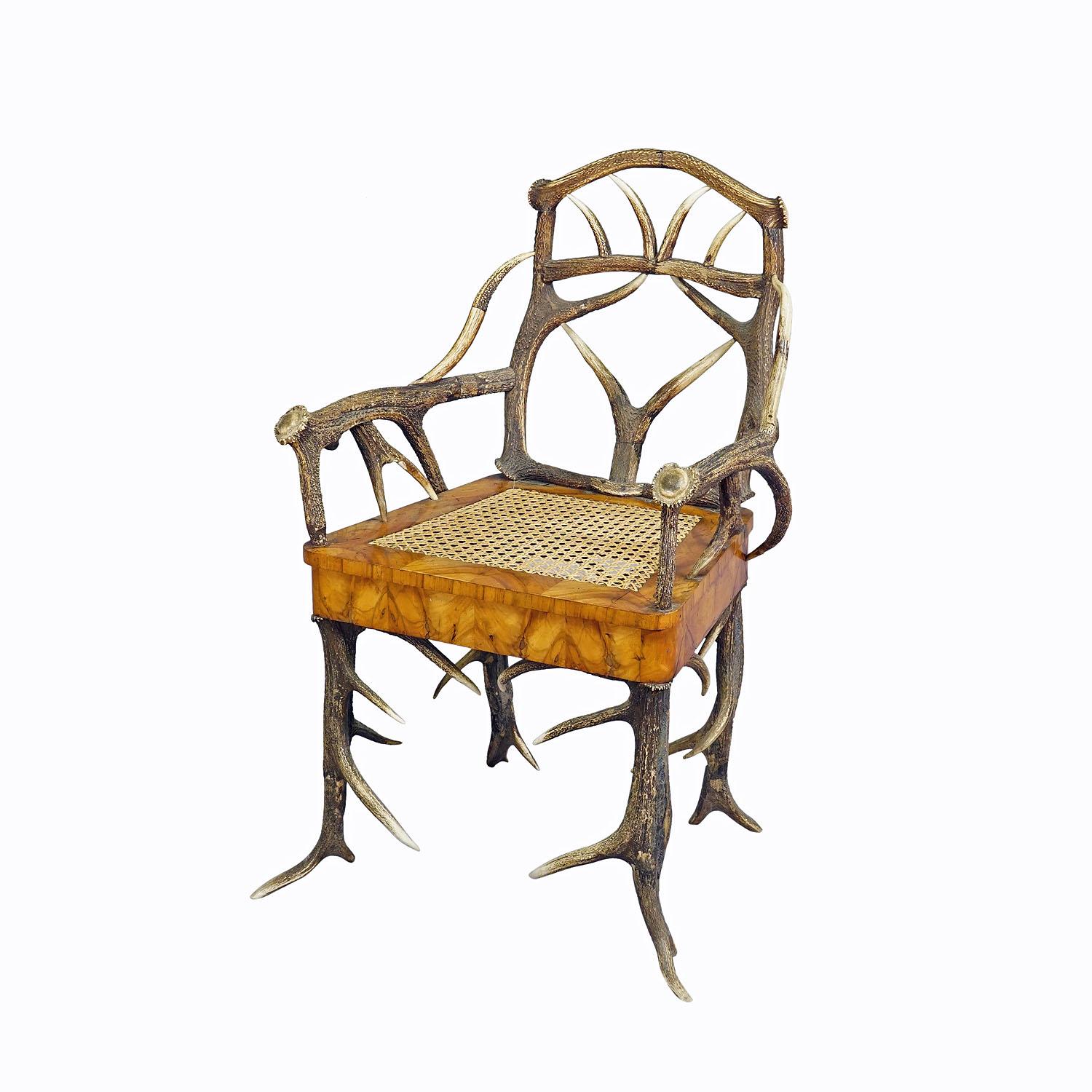 Chaise à accoudoirs en bois de la forêt noire par J. A. K. Horn, Turingen 1840s

Fauteuil ancien en bois de cerf de la Forêt-Noire, avec de véritables bois de cerf et de chevreuil en guise de pieds, d'accoudoirs et de dossiers, assise en placage de