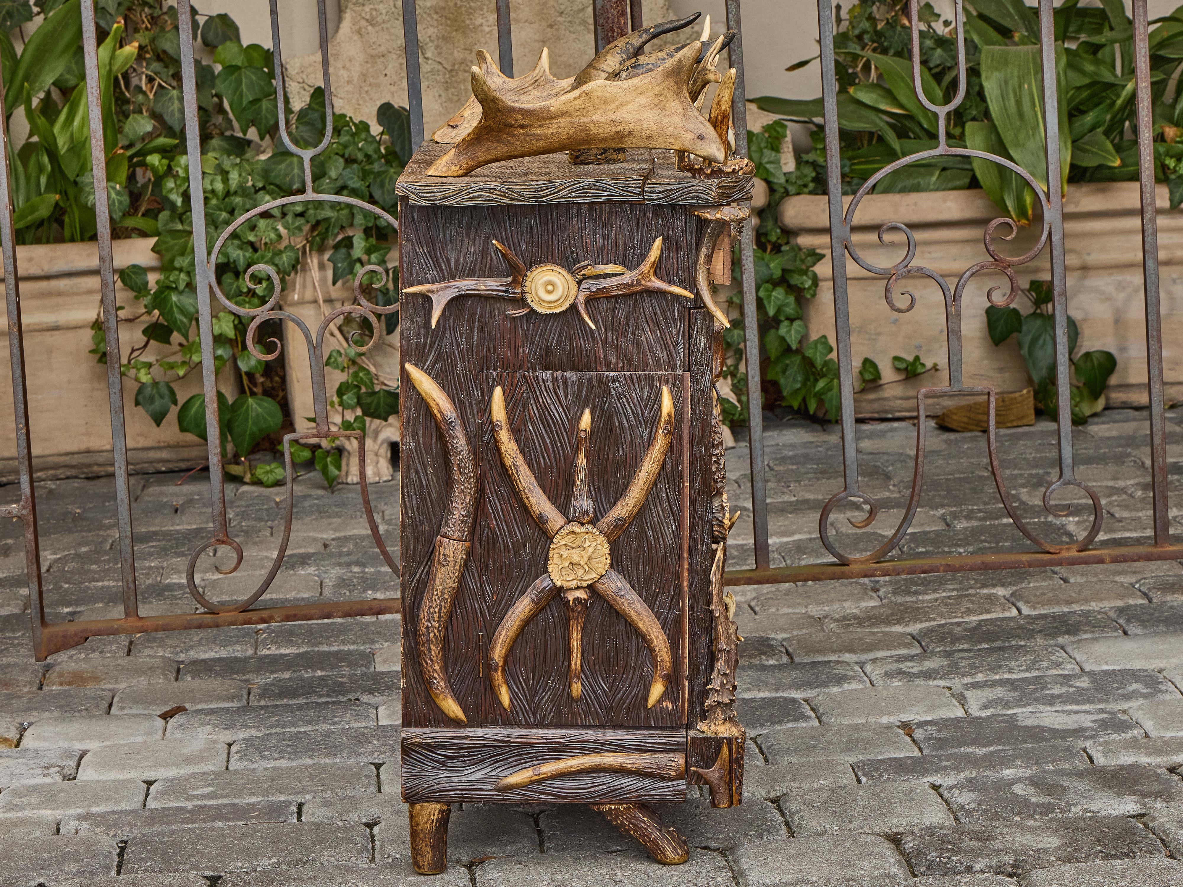 Intagliato Armadietto per liquori in quercia con montatura in corna di Black Forest, circa 1900 in vendita