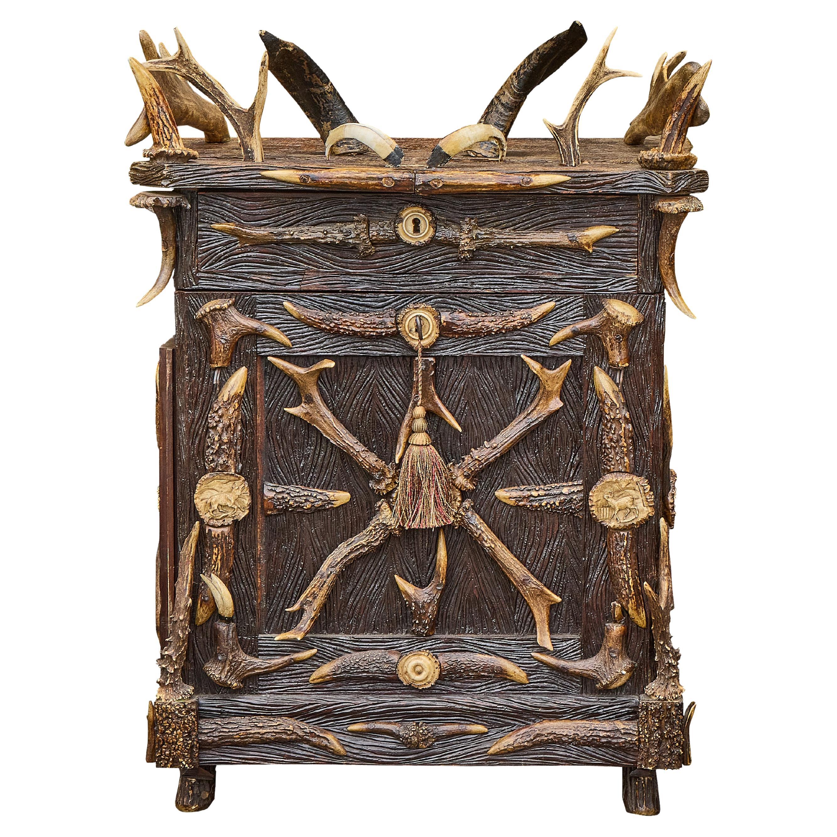Armadietto per liquori in quercia con montatura in corna di Black Forest, circa 1900 in vendita