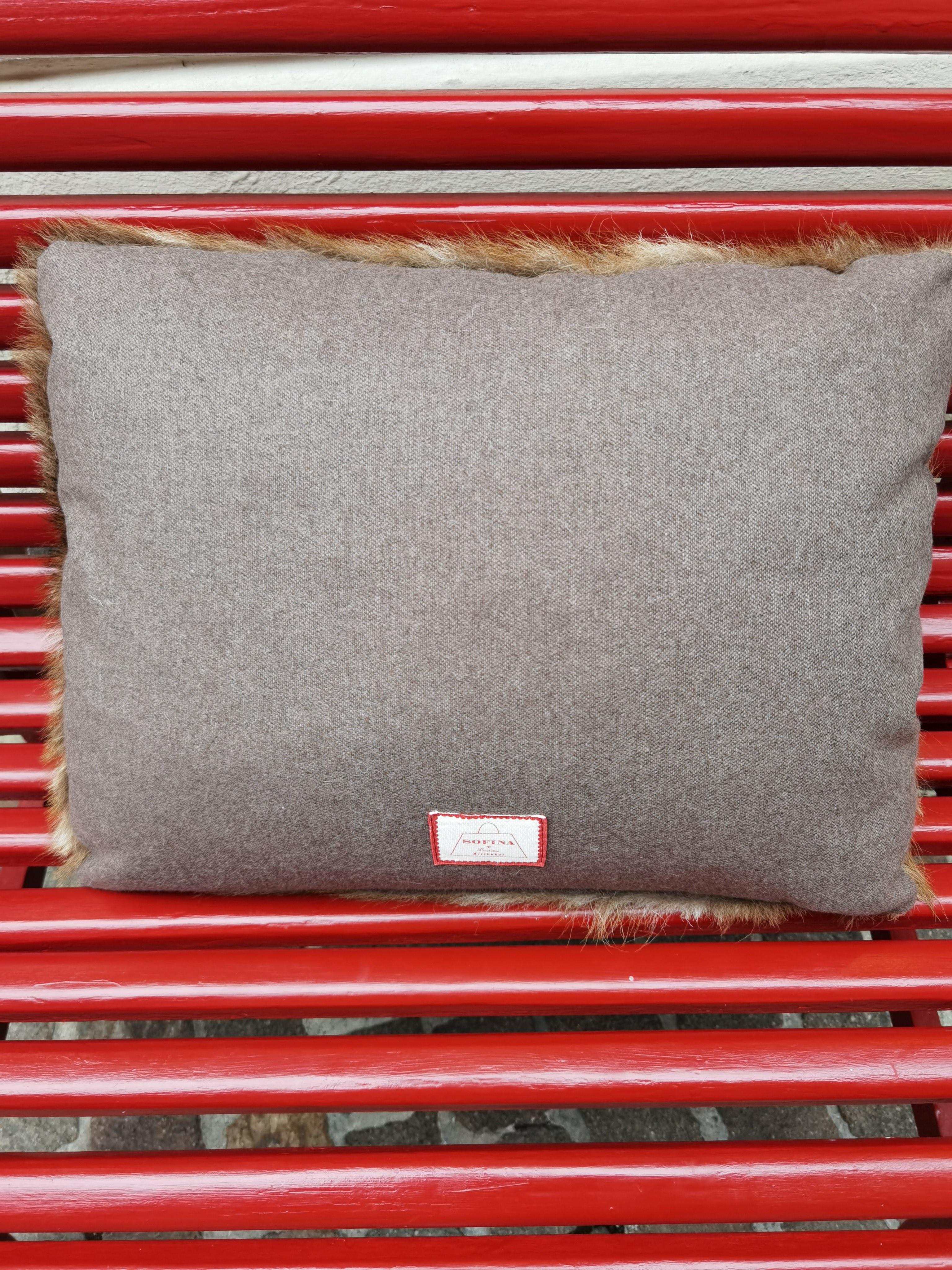 Cushion red deer fur with white spots. Backside grey wool.
The fur comes from the Kitzbuehel alps. Made in Kitzbühel, Austria.