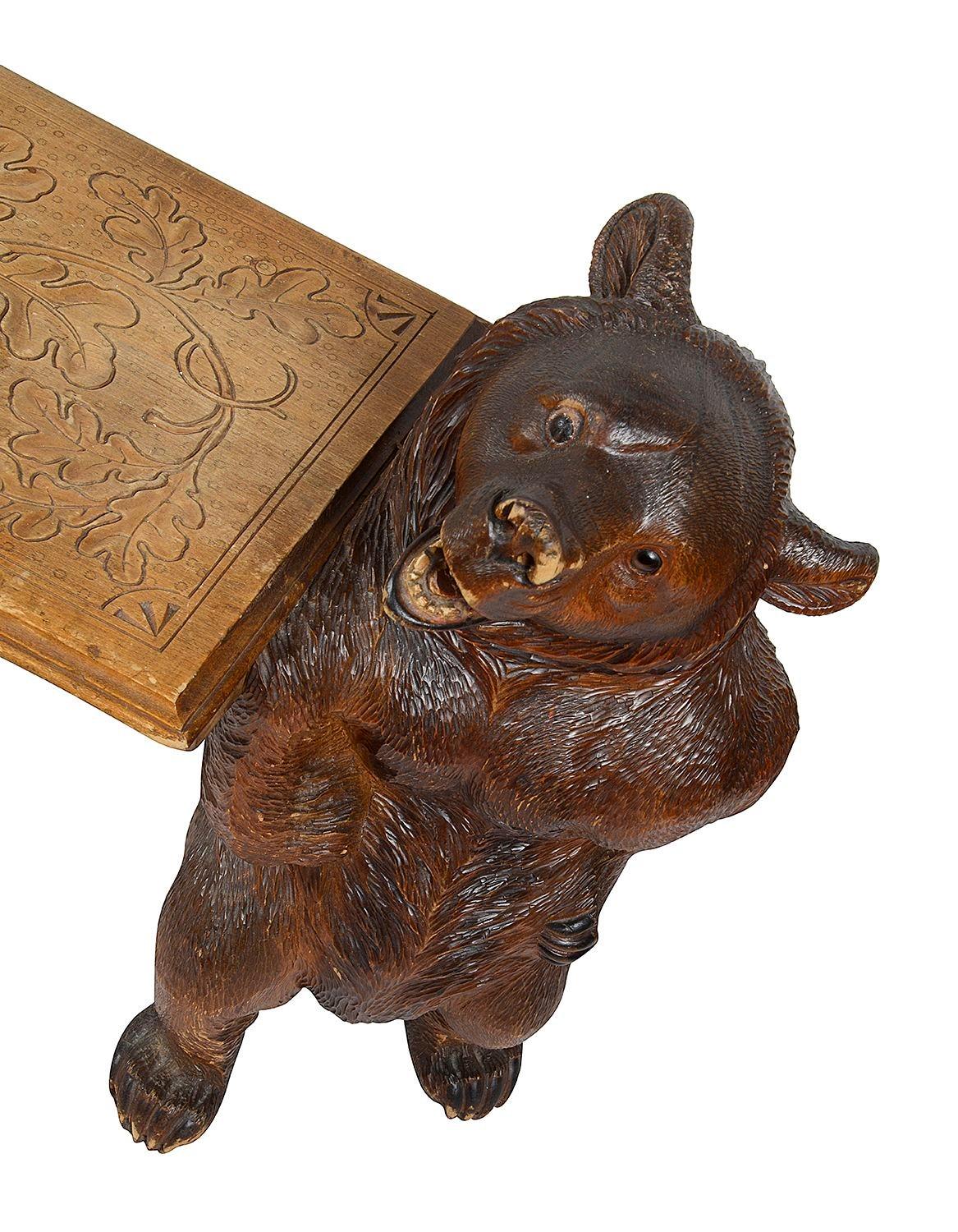 Sculpté à la main Banc de salle en forme d'ours de Black Forest, 19e siècle en vente