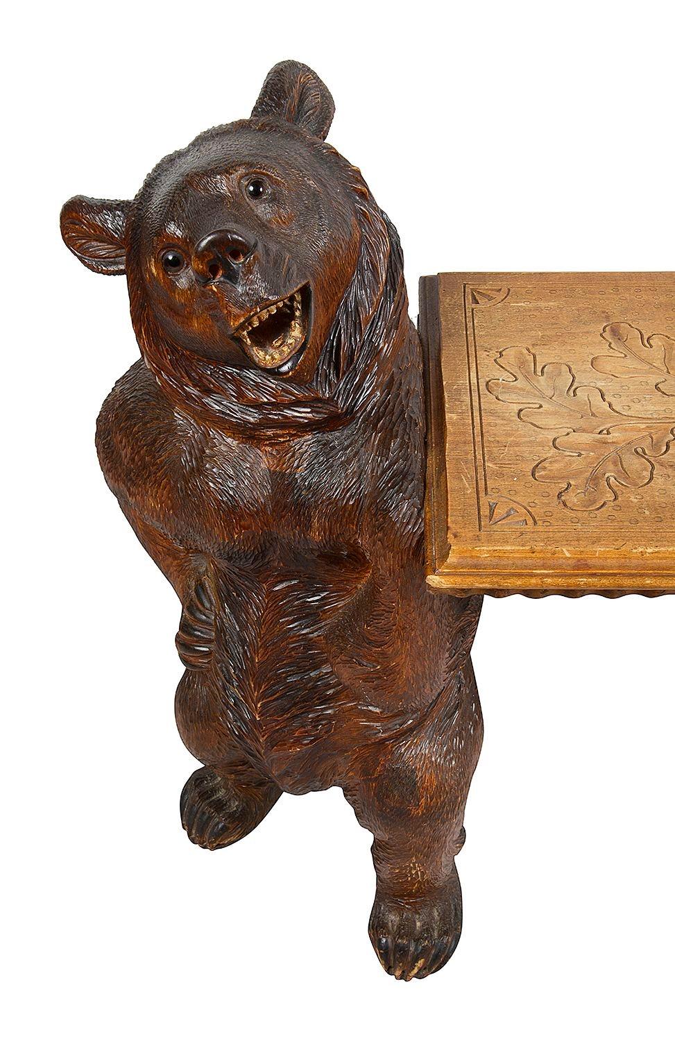 Banc de salle en forme d'ours de Black Forest, 19e siècle Bon état - En vente à Brighton, Sussex