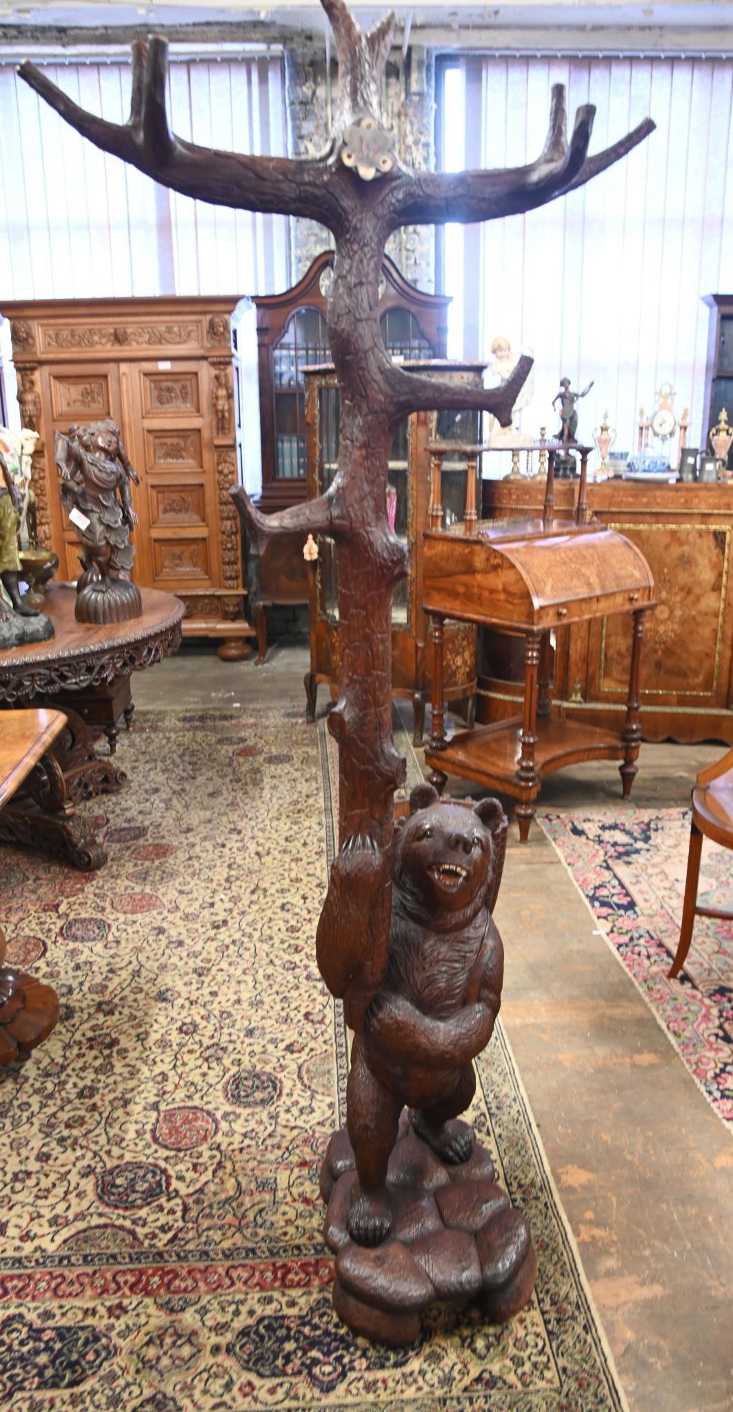 Pied de sapin pour ours de la Forêt Noire allemand sculpté
Également connu sous le nom de porte-manteau et porte-chapeau
Circa 1820
Les détails sculptés de manière complexe sont stupéfiants.
Acheté lors d'une vente privée à Pimlico (Londres)
Nous