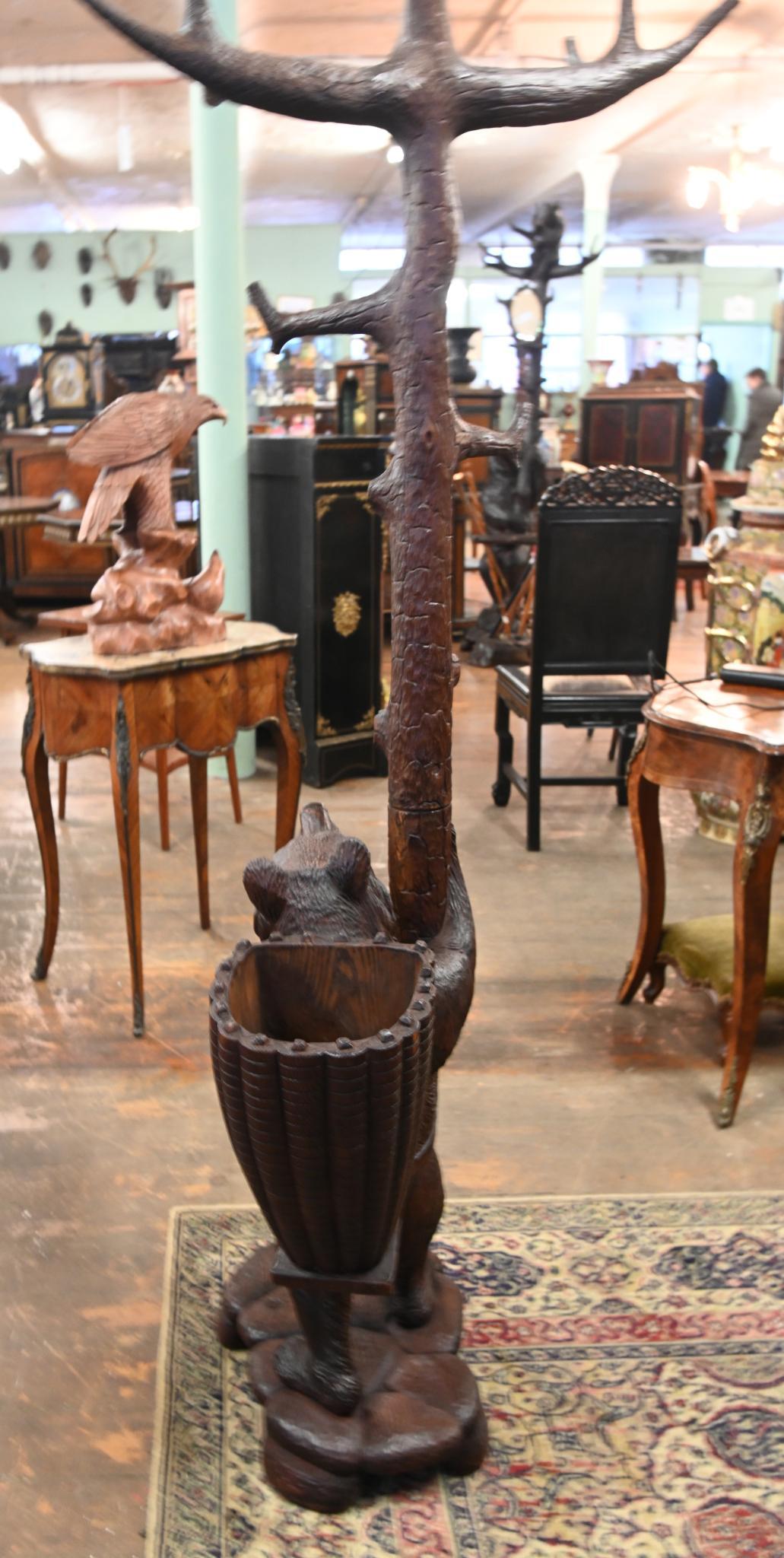 Ours Black Forest Arbre à manteau Stand sculpté allemand 1820 Bon état - En vente à Potters Bar, GB