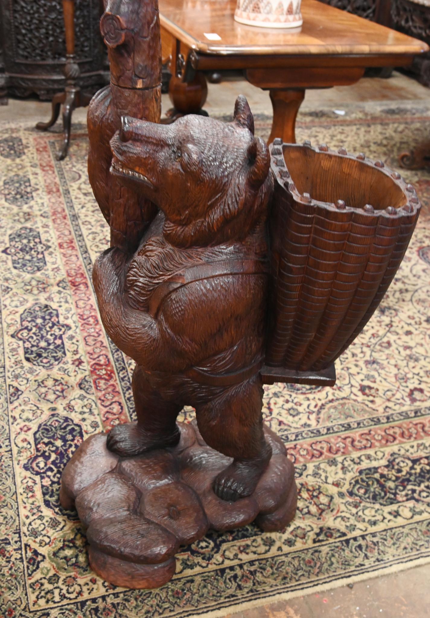 Début du XIXe siècle Ours Black Forest Arbre à manteau Stand sculpté allemand 1820 en vente