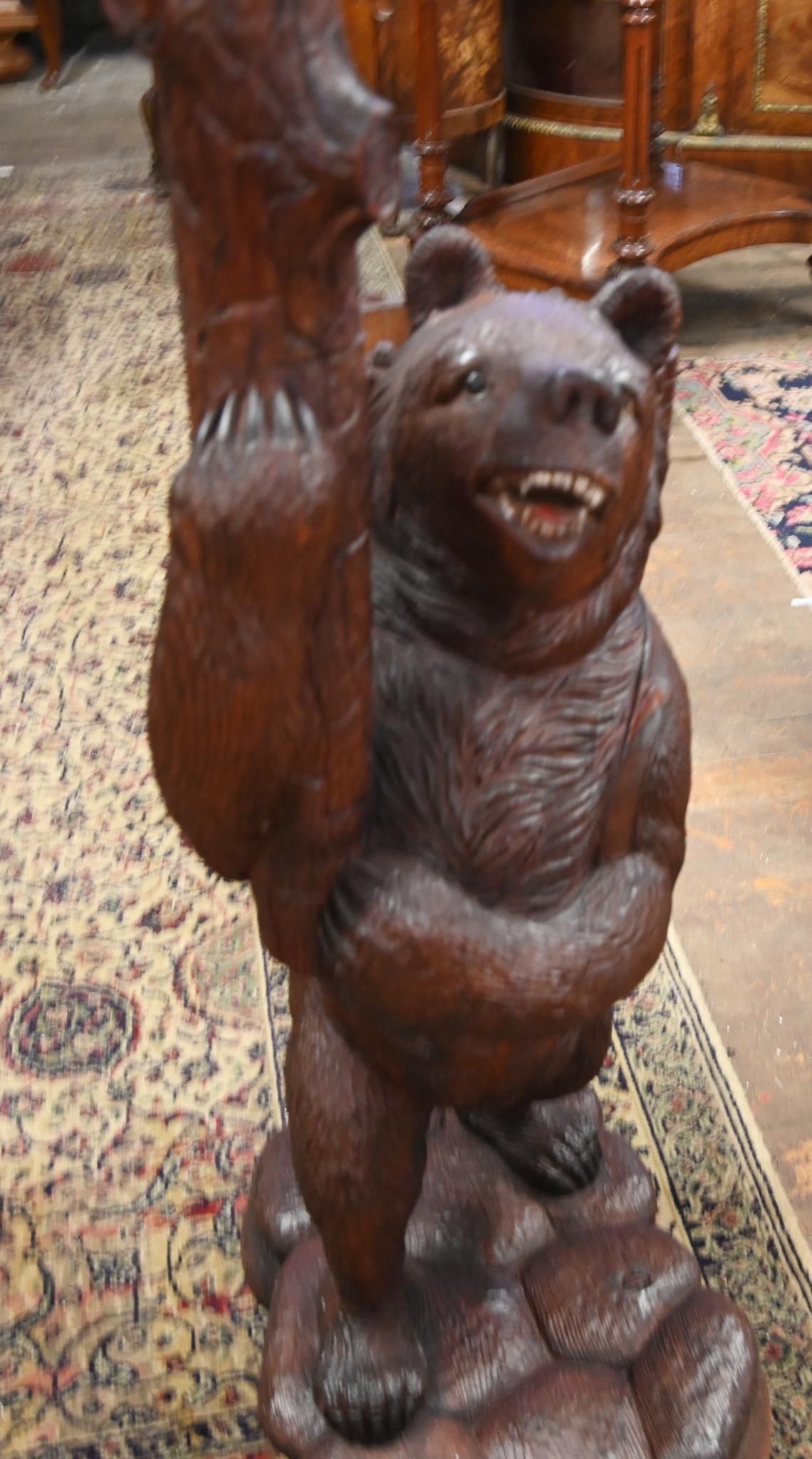 Bois Ours Black Forest Arbre à manteau Stand sculpté allemand 1820 en vente