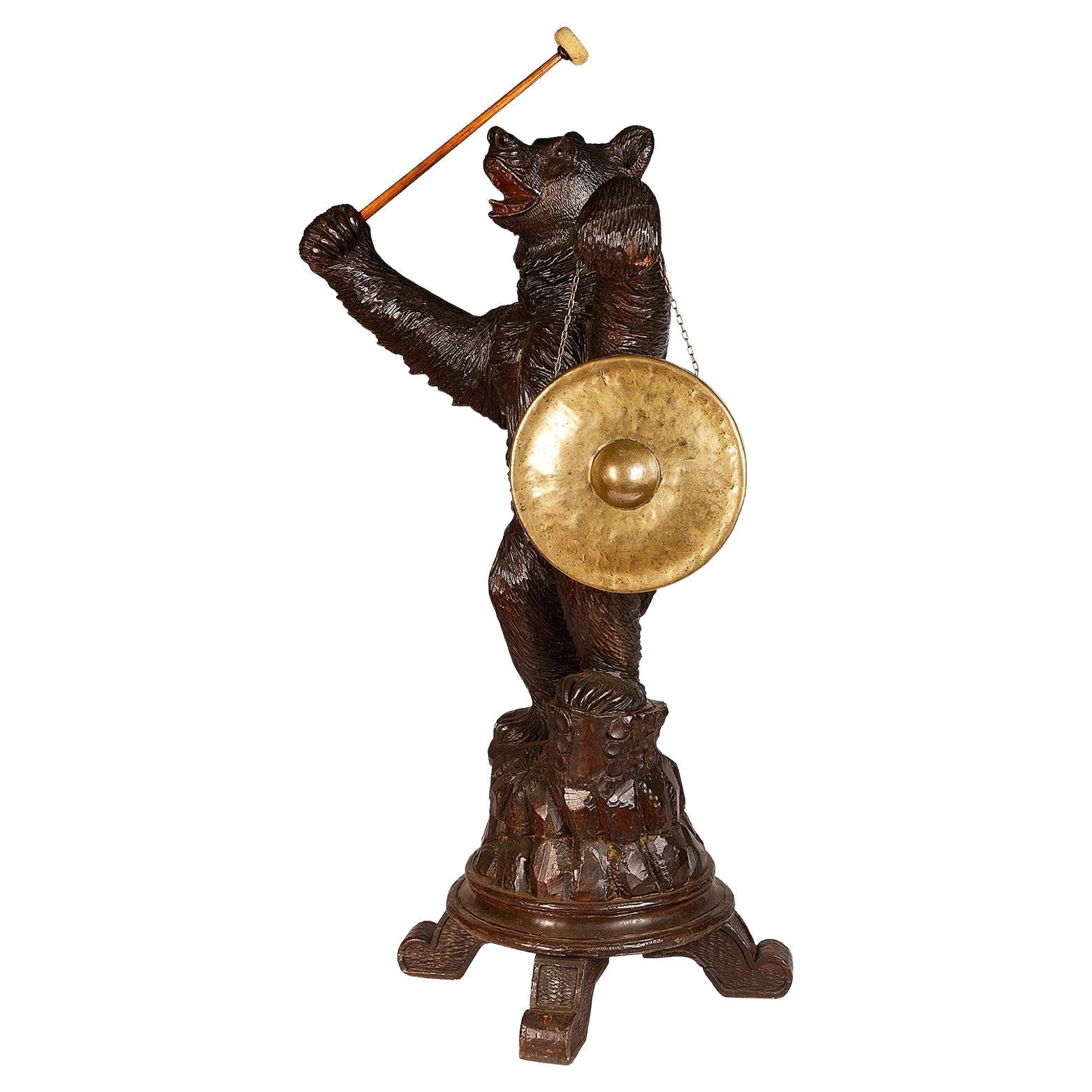 Ours de Black Forest tenant un gong, 19e siècle. en vente