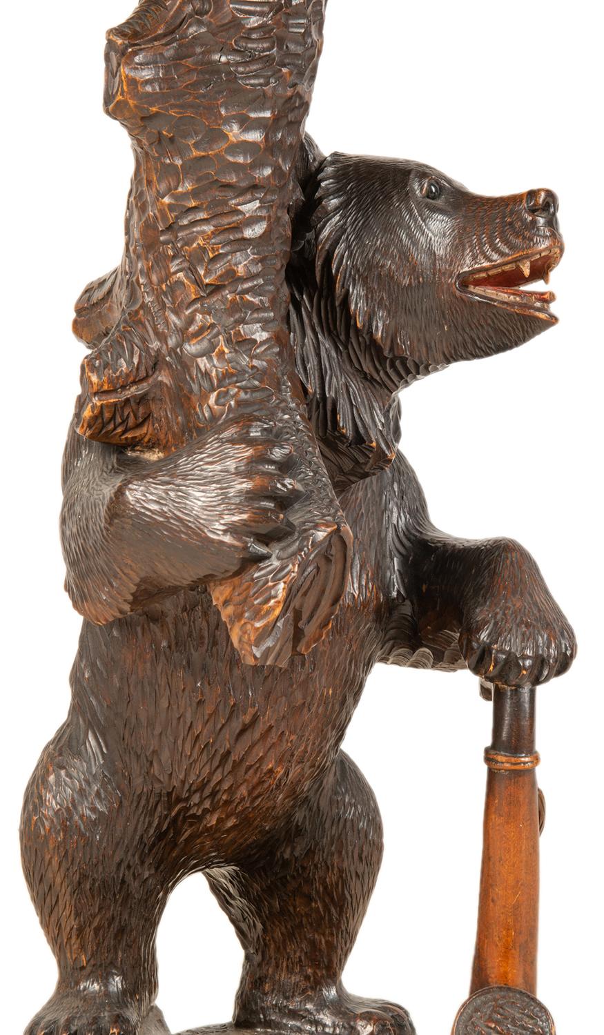 Table d'appoint en forme d'ours de la forêt noire:: fin du 19e siècle en vente 2