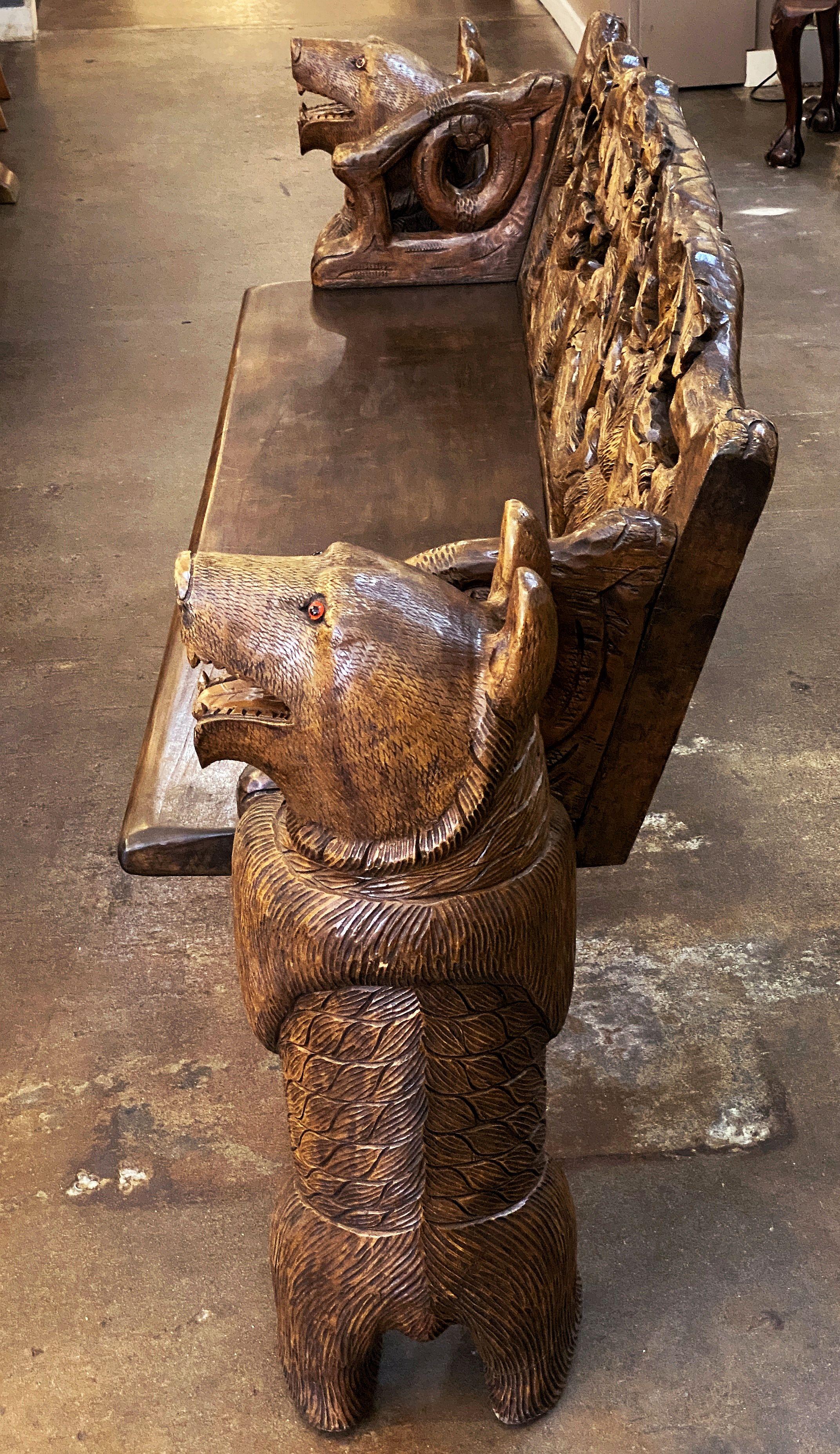 Bois Banc Black Forest avec deux ours soutenant cinq ours musiciens sculptés à la main