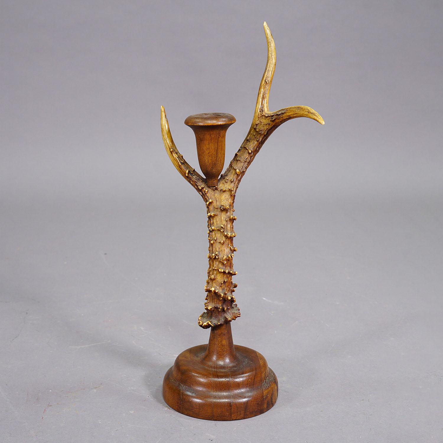 Portacandele Black Forest con base e beccuccio in legno, Germania

Un portacandele Black Forest d'epoca con base e beccuccio in legno tornito. Realizzato con un corno di cervo originale. Prodotto nella Germania del Sud a metà del XX secolo.