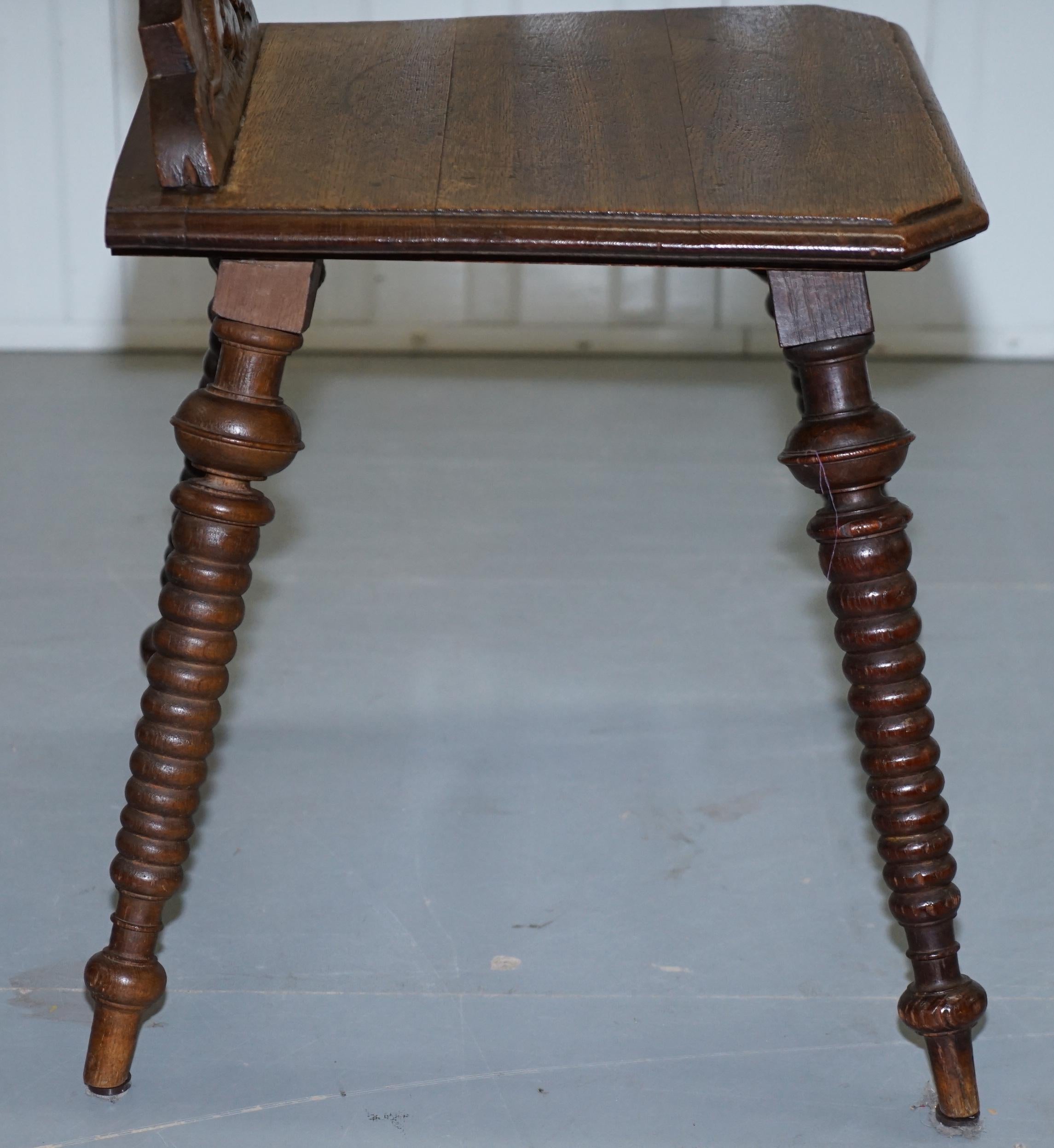 Schwarzwälder Bobbin Hall Chair aus geschnitztem Eichenholz mit der Darstellung zweier Freunde, die Scrooge spielen im Angebot 5