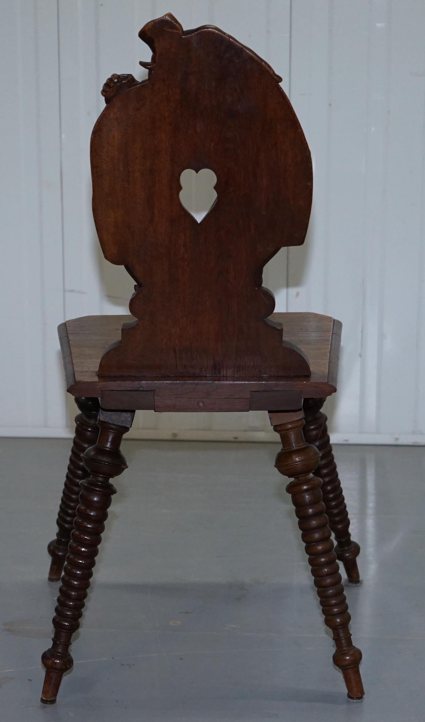 Schwarzwälder Bobbin Hall Chair aus geschnitztem Eichenholz mit der Darstellung zweier Freunde, die Scrooge spielen im Angebot 7