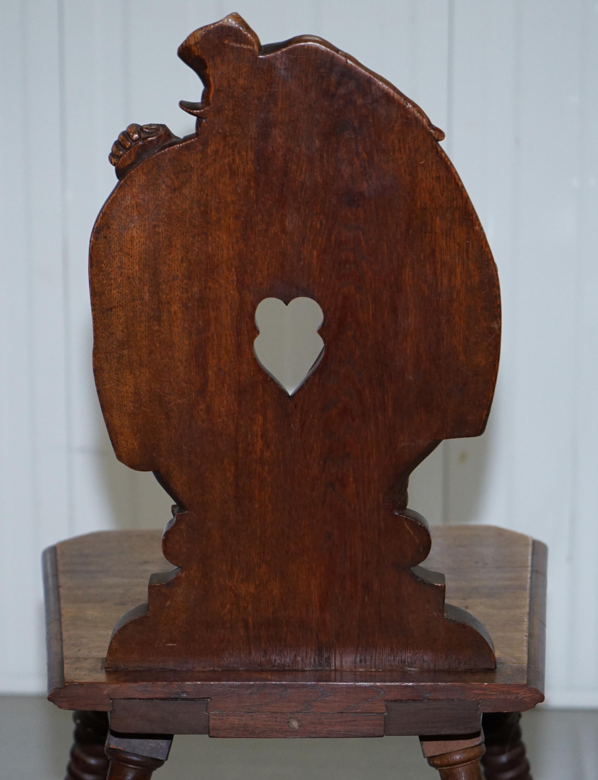Schwarzwälder Bobbin Hall Chair aus geschnitztem Eichenholz mit der Darstellung zweier Freunde, die Scrooge spielen im Angebot 8