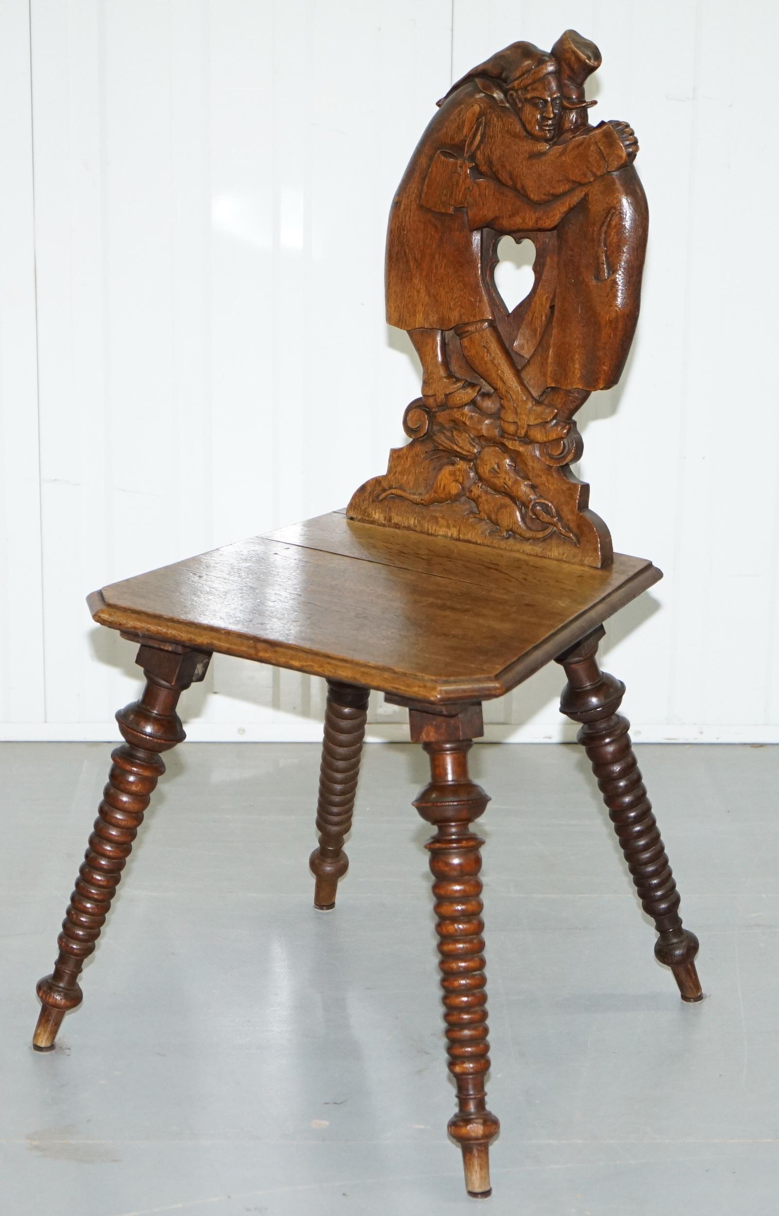 Schwarzwälder Bobbin Hall Chair aus geschnitztem Eichenholz mit der Darstellung zweier Freunde, die Scrooge spielen (Viktorianisch) im Angebot